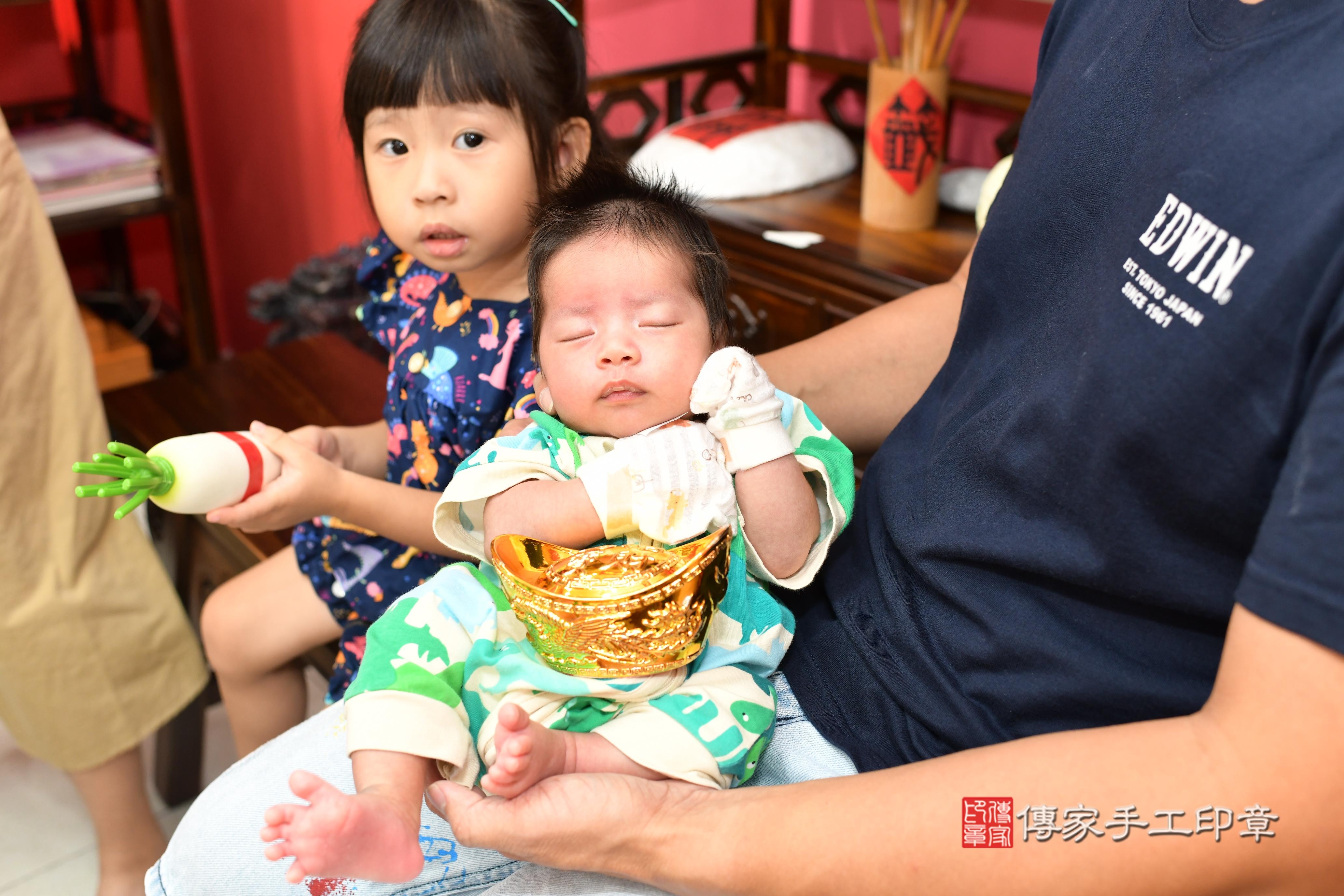 傳家手工印章高雄店、抓周、度脺、中國風會場、傳家嬰兒古禮、吉祥話、抓周道具物品24種、拍照。抓周證書。寶寶抓周、滿周歲、生日快樂、祝福 傳家手工印章高雄店、抓周、度脺、中國風會場、傳家嬰兒古禮、吉祥話、抓周道具物品24種、拍照。抓周證書。寶寶抓周、滿周歲、生日快樂、祝福