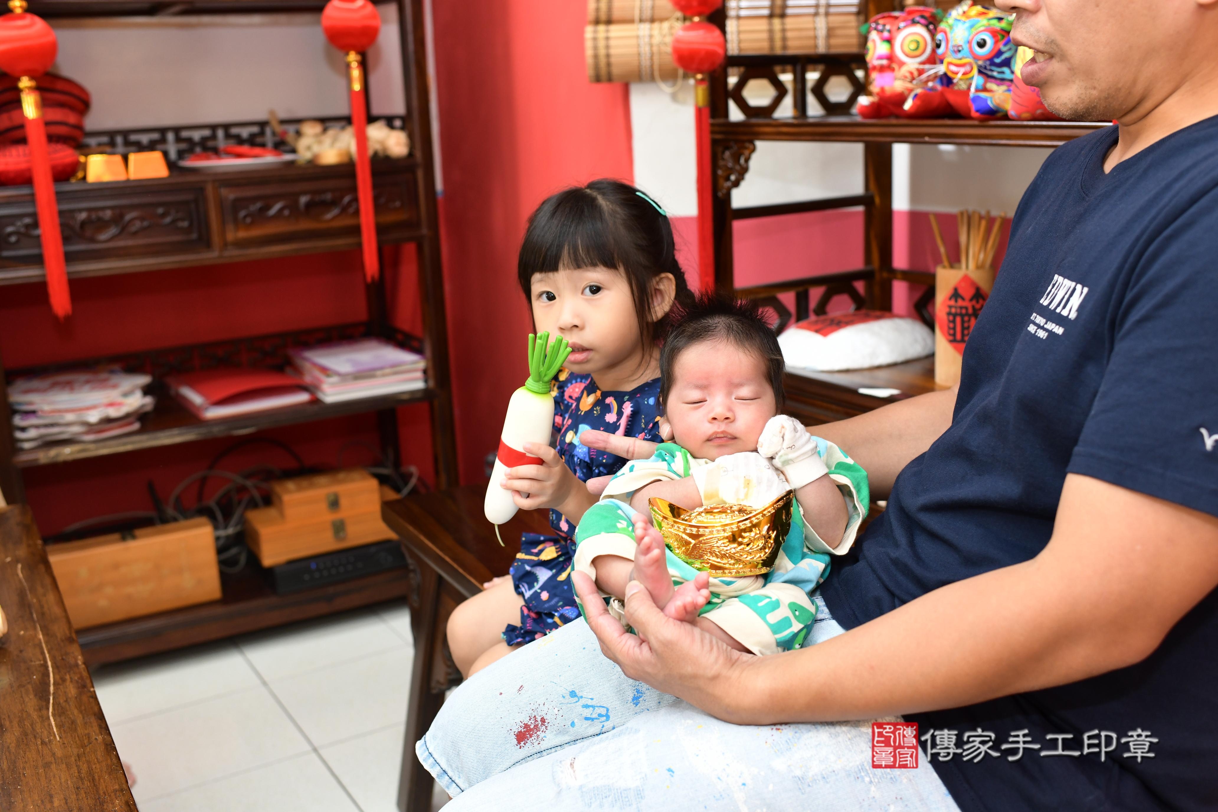 傳家手工印章高雄店、抓周、度脺、中國風會場、傳家嬰兒古禮、吉祥話、抓周道具物品24種、拍照。抓周證書。寶寶抓周、滿周歲、生日快樂、祝福 傳家手工印章高雄店、抓周、度脺、中國風會場、傳家嬰兒古禮、吉祥話、抓周道具物品24種、拍照。抓周證書。寶寶抓周、滿周歲、生日快樂、祝福