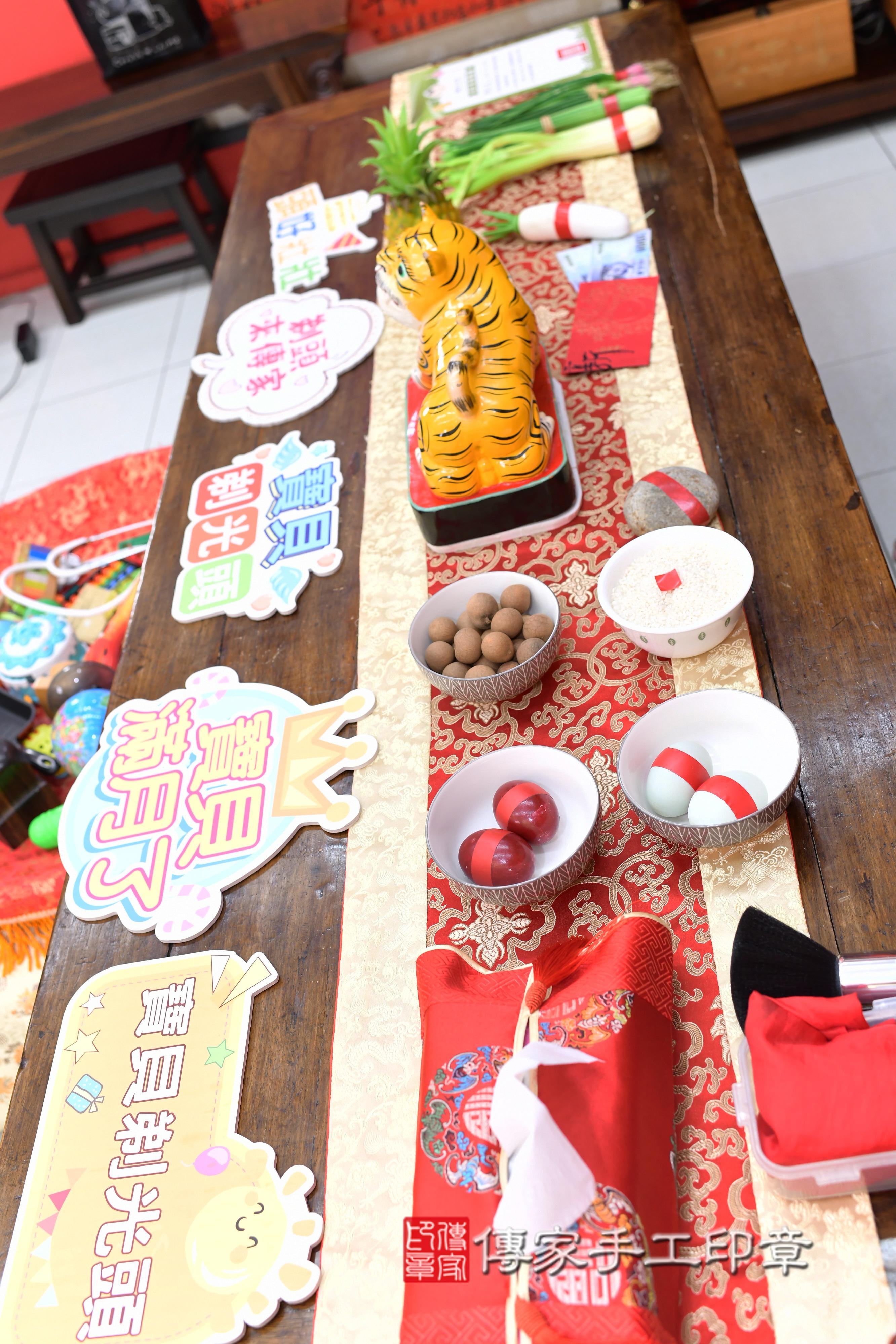 傳家手工印章高雄店、抓周、度脺、中國風會場、傳家嬰兒古禮、吉祥話、抓周道具物品24種、拍照。抓周證書。寶寶抓周、滿周歲、生日快樂、祝福 傳家手工印章高雄店、抓周、度脺、中國風會場、傳家嬰兒古禮、吉祥話、抓周道具物品24種、拍照。抓周證書。寶寶抓周、滿周歲、生日快樂、祝福