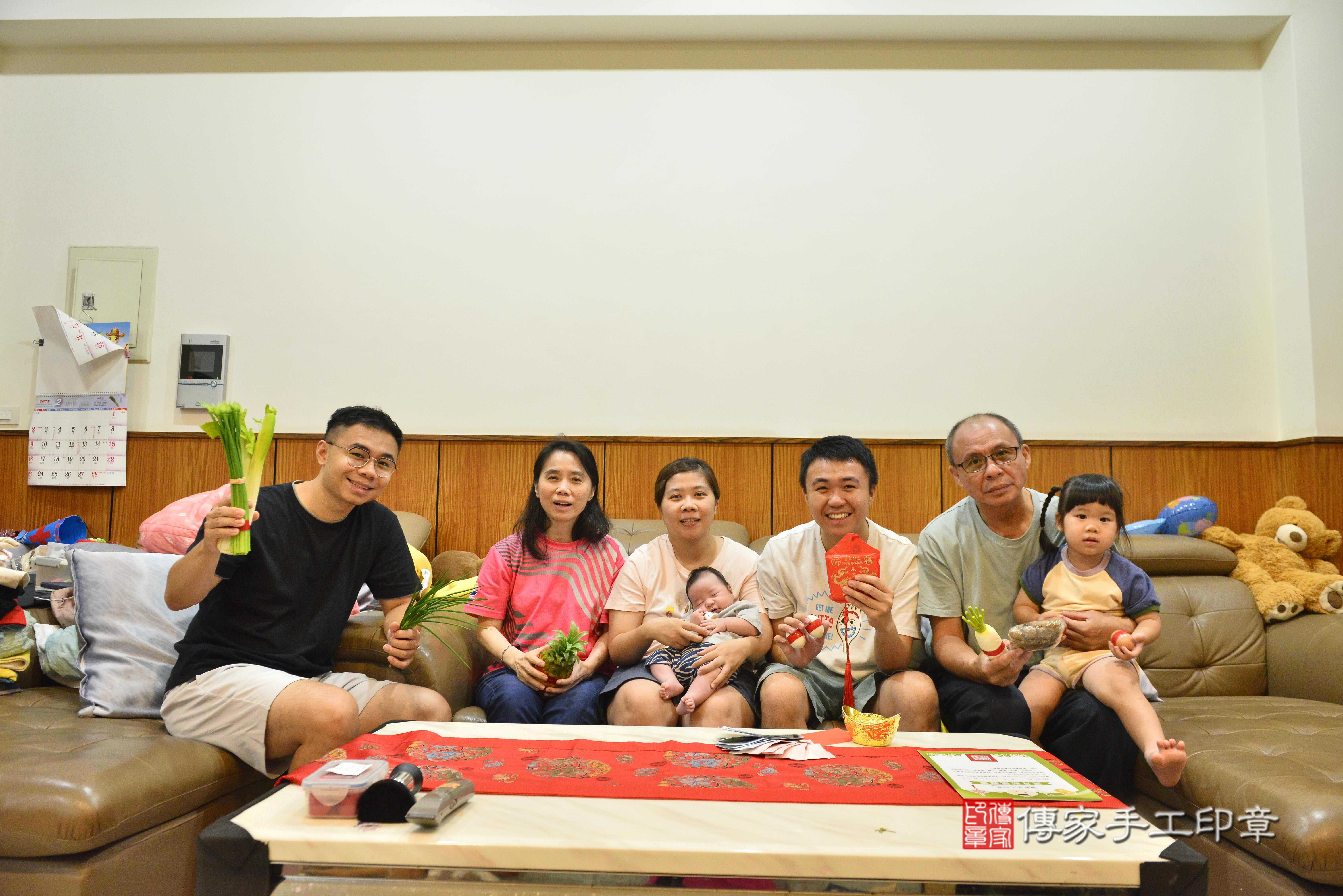 傳家手工印章高雄店、抓周、度脺、中國風會場、傳家嬰兒古禮、吉祥話、抓周道具物品24種、拍照。抓周證書。寶寶抓周、滿周歲、生日快樂、祝福 傳家手工印章高雄店、抓周、度脺、中國風會場、傳家嬰兒古禮、吉祥話、抓周道具物品24種、拍照。抓周證書。寶寶抓周、滿周歲、生日快樂、祝福