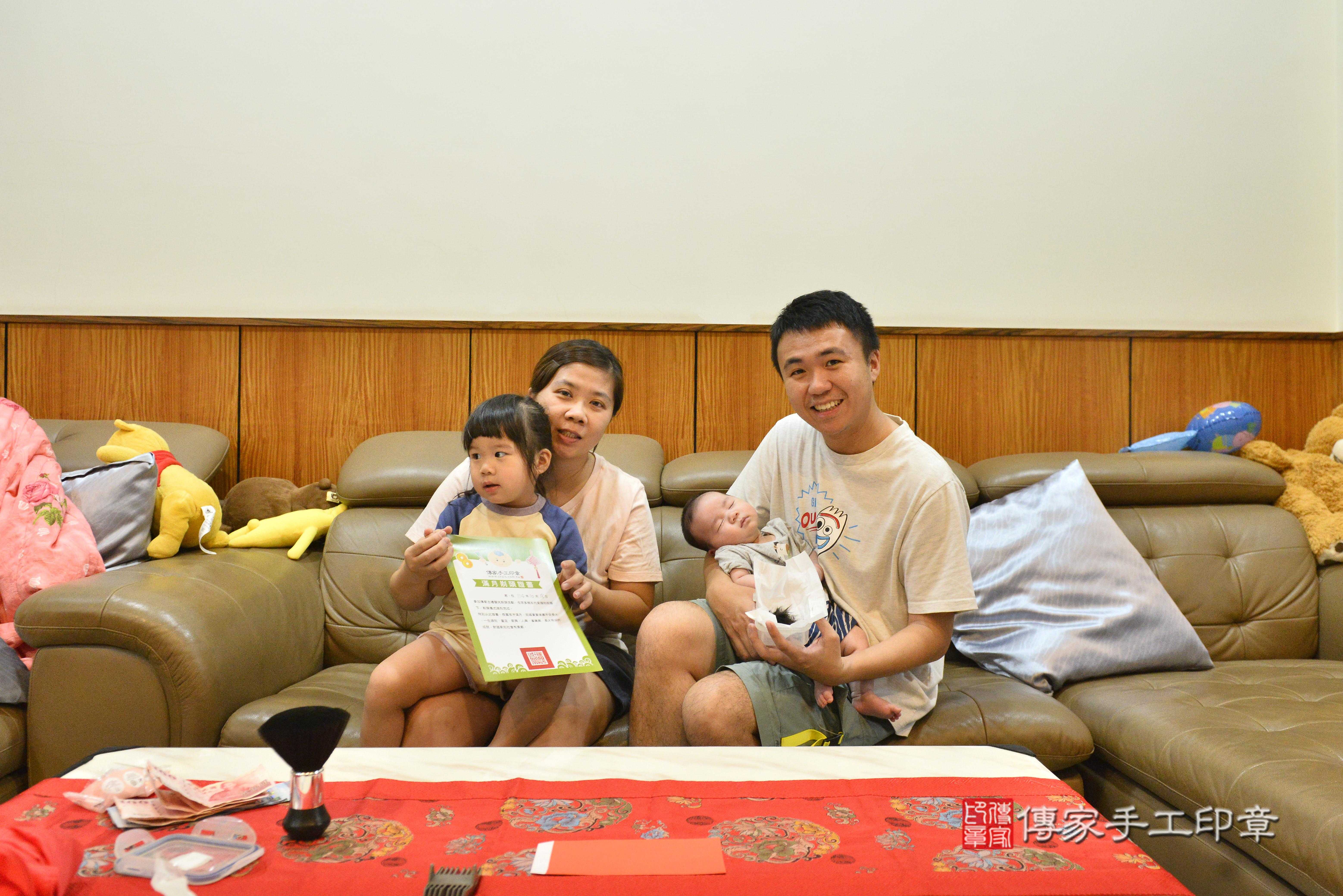 傳家手工印章高雄店、抓周、度脺、中國風會場、傳家嬰兒古禮、吉祥話、抓周道具物品24種、拍照。抓周證書。寶寶抓周、滿周歲、生日快樂、祝福 傳家手工印章高雄店、抓周、度脺、中國風會場、傳家嬰兒古禮、吉祥話、抓周道具物品24種、拍照。抓周證書。寶寶抓周、滿周歲、生日快樂、祝福