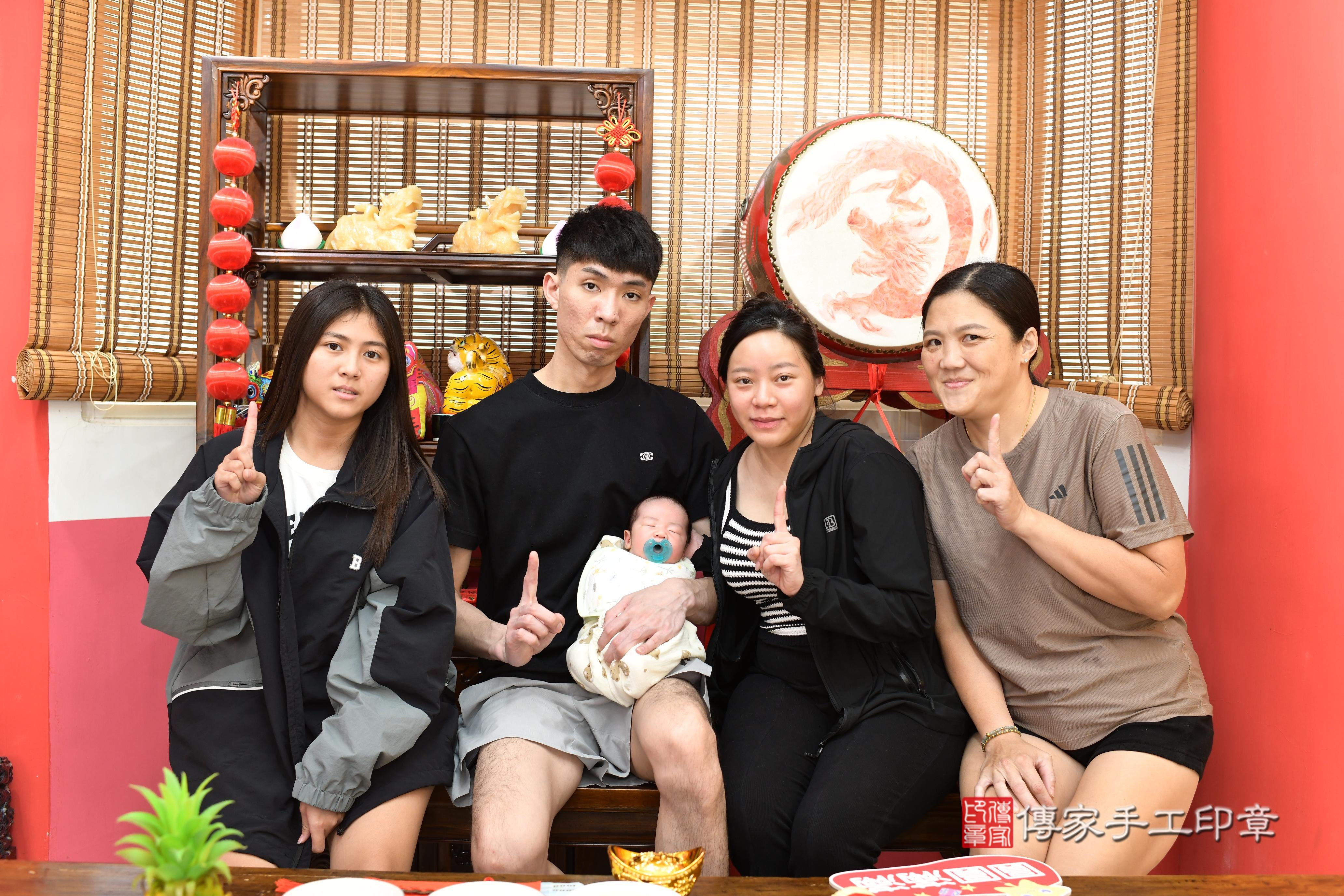 傳家手工印章高雄店、抓周、度脺、中國風會場、傳家嬰兒古禮、吉祥話、抓周道具物品24種、拍照。抓周證書。寶寶抓周、滿周歲、生日快樂、祝福