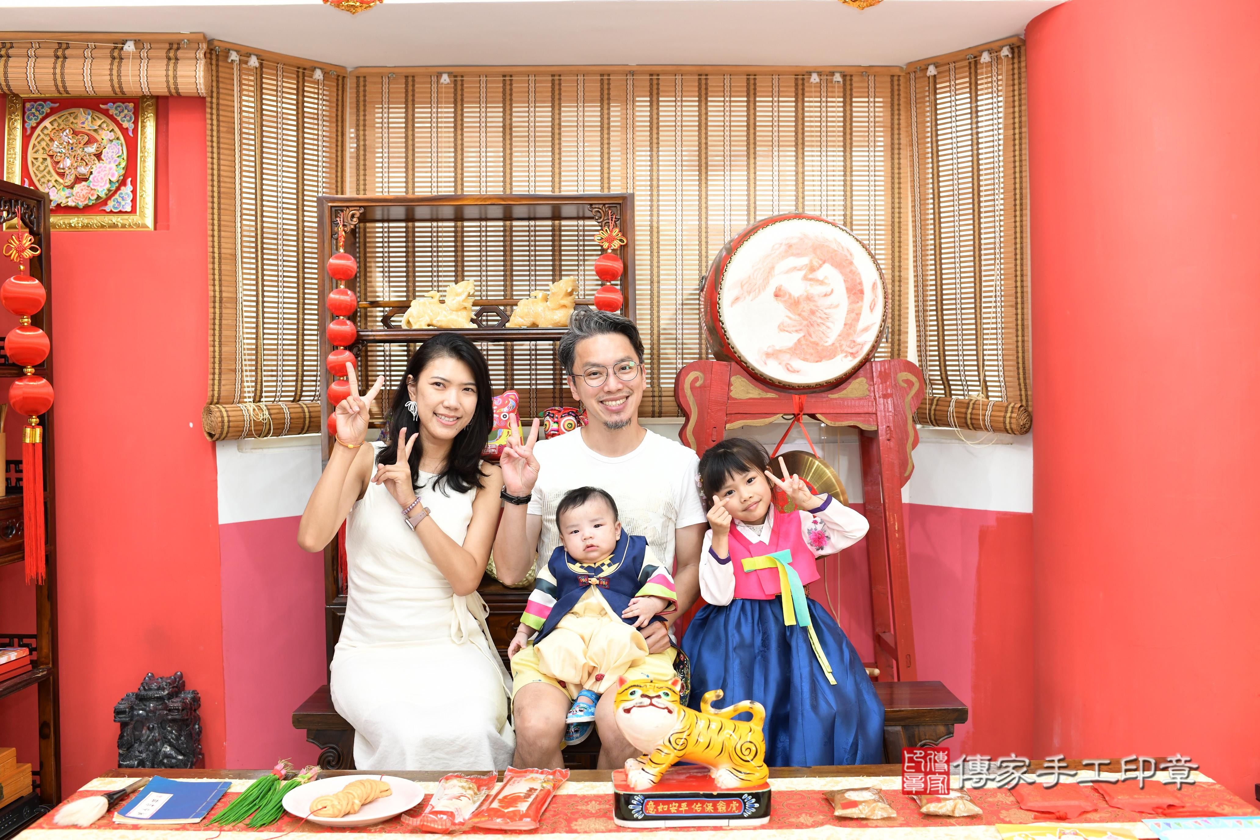 傳家手工印章高雄店、抓周、度脺、中國風會場、傳家嬰兒古禮、吉祥話、抓周道具物品24種、拍照。抓周證書。寶寶抓周、滿周歲、生日快樂、祝福 傳家手工印章高雄店、抓周、度脺、中國風會場、傳家嬰兒古禮、吉祥話、抓周道具物品24種、拍照。抓周證書。寶寶抓周、滿周歲、生日快樂、祝福