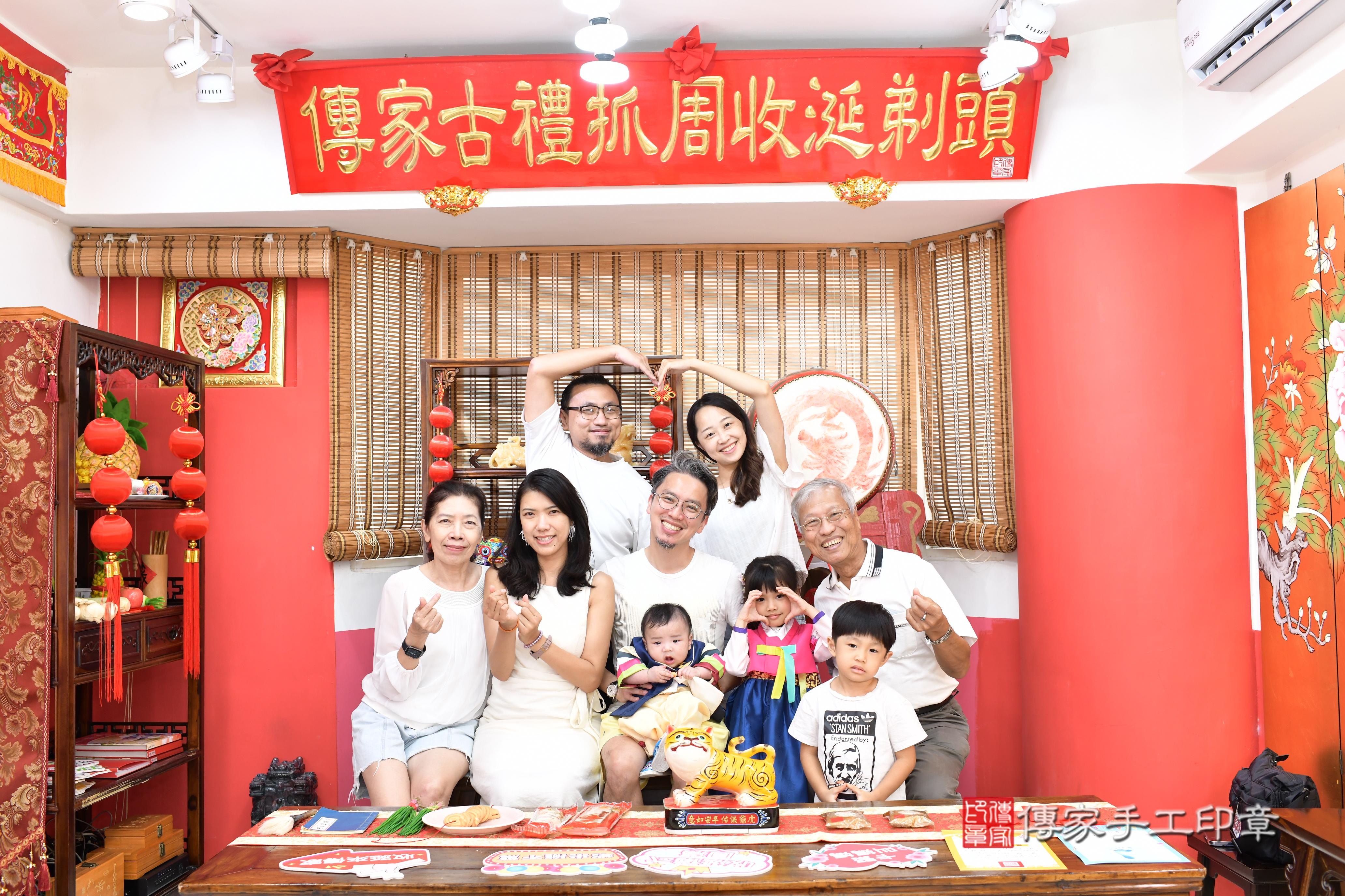 傳家手工印章高雄店、抓周、度脺、中國風會場、傳家嬰兒古禮、吉祥話、抓周道具物品24種、拍照。抓周證書。寶寶抓周、滿周歲、生日快樂、祝福 傳家手工印章高雄店、抓周、度脺、中國風會場、傳家嬰兒古禮、吉祥話、抓周道具物品24種、拍照。抓周證書。寶寶抓周、滿周歲、生日快樂、祝福