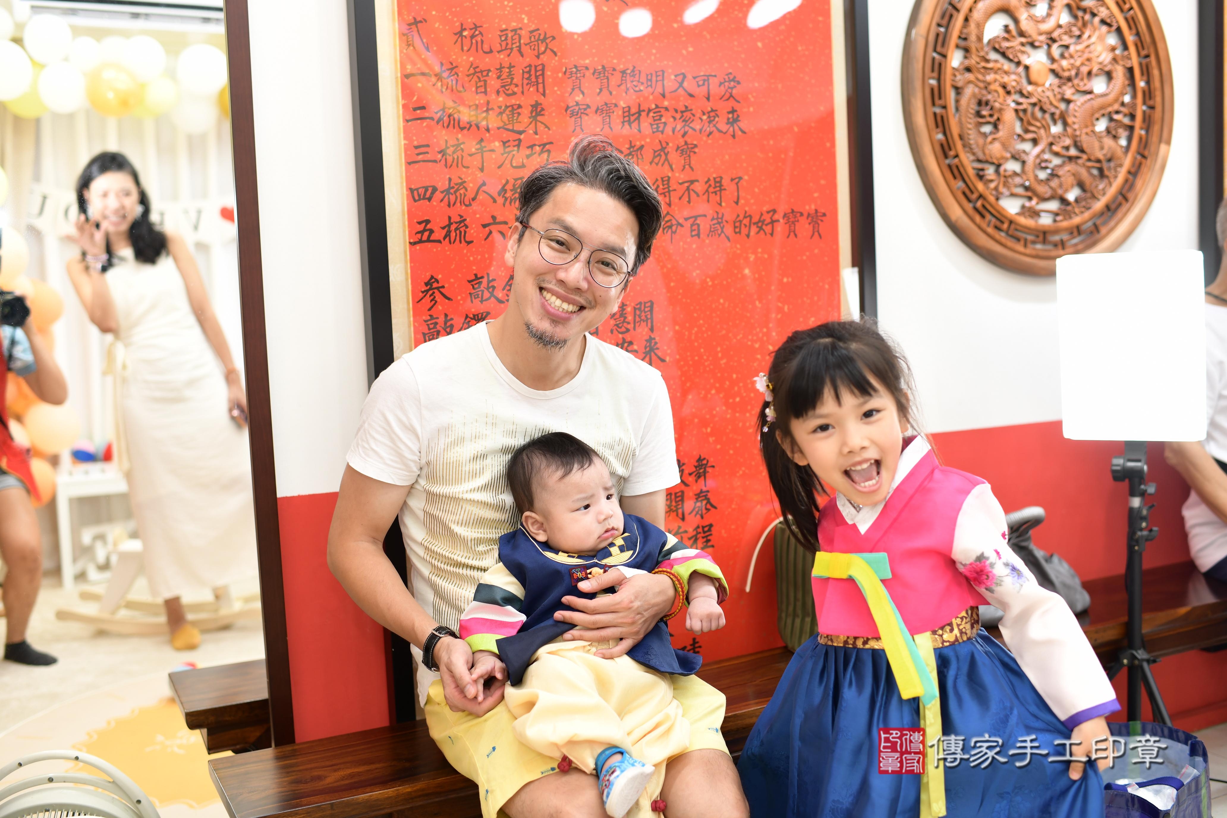 傳家手工印章高雄店、抓周、度脺、中國風會場、傳家嬰兒古禮、吉祥話、抓周道具物品24種、拍照。抓周證書。寶寶抓周、滿周歲、生日快樂、祝福 傳家手工印章高雄店、抓周、度脺、中國風會場、傳家嬰兒古禮、吉祥話、抓周道具物品24種、拍照。抓周證書。寶寶抓周、滿周歲、生日快樂、祝福