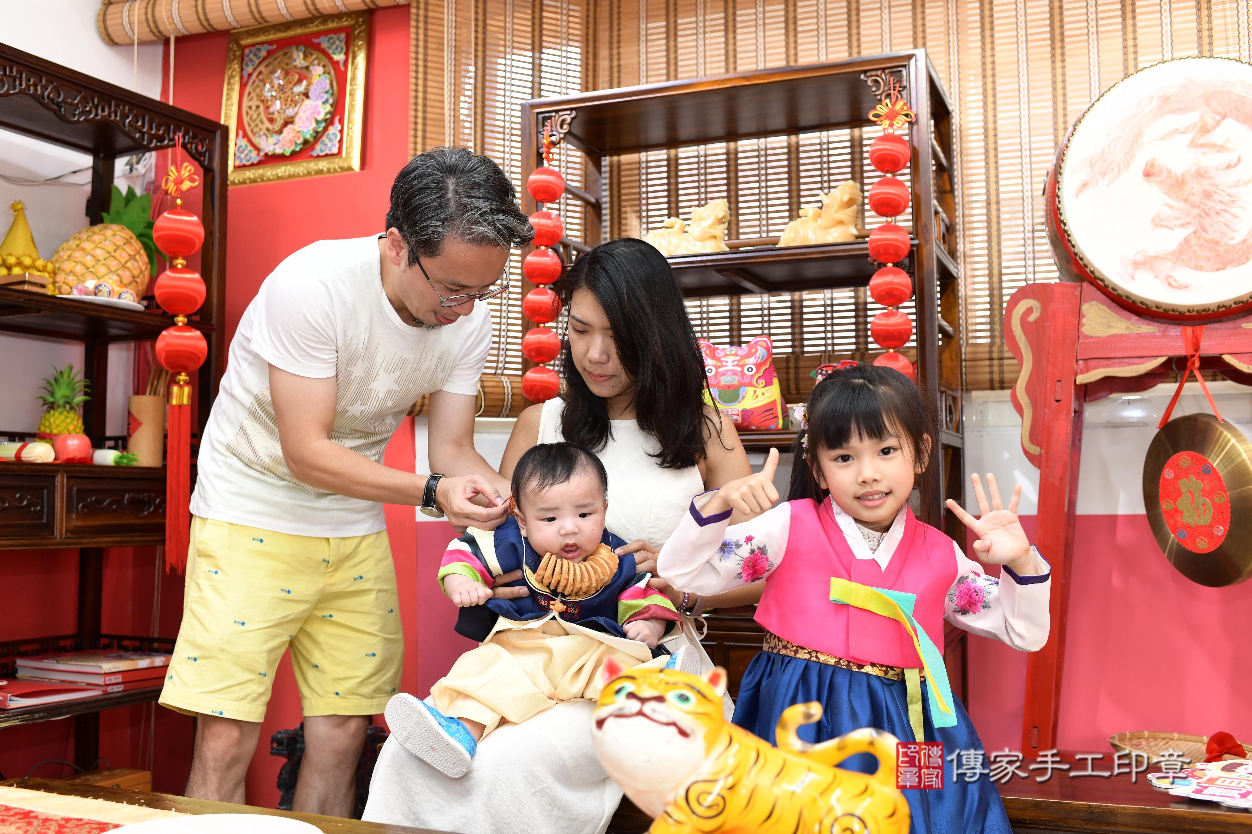 傳家手工印章高雄店、抓周、度脺、中國風會場、傳家嬰兒古禮、吉祥話、抓周道具物品24種、拍照。抓周證書。寶寶抓周、滿周歲、生日快樂、祝福 傳家手工印章高雄店、抓周、度脺、中國風會場、傳家嬰兒古禮、吉祥話、抓周道具物品24種、拍照。抓周證書。寶寶抓周、滿周歲、生日快樂、祝福