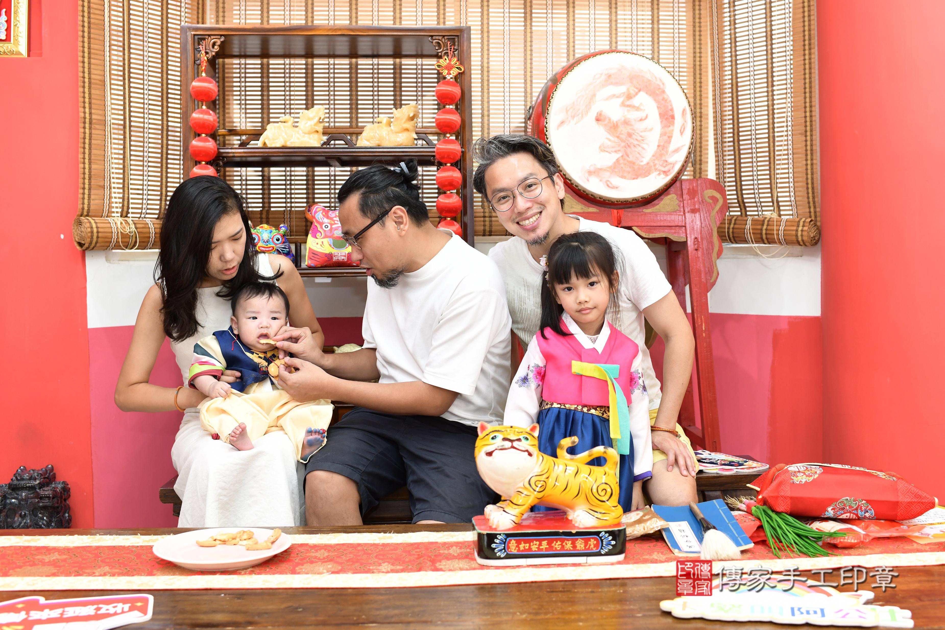 傳家手工印章高雄店、抓周、度脺、中國風會場、傳家嬰兒古禮、吉祥話、抓周道具物品24種、拍照。抓周證書。寶寶抓周、滿周歲、生日快樂、祝福 傳家手工印章高雄店、抓周、度脺、中國風會場、傳家嬰兒古禮、吉祥話、抓周道具物品24種、拍照。抓周證書。寶寶抓周、滿周歲、生日快樂、祝福