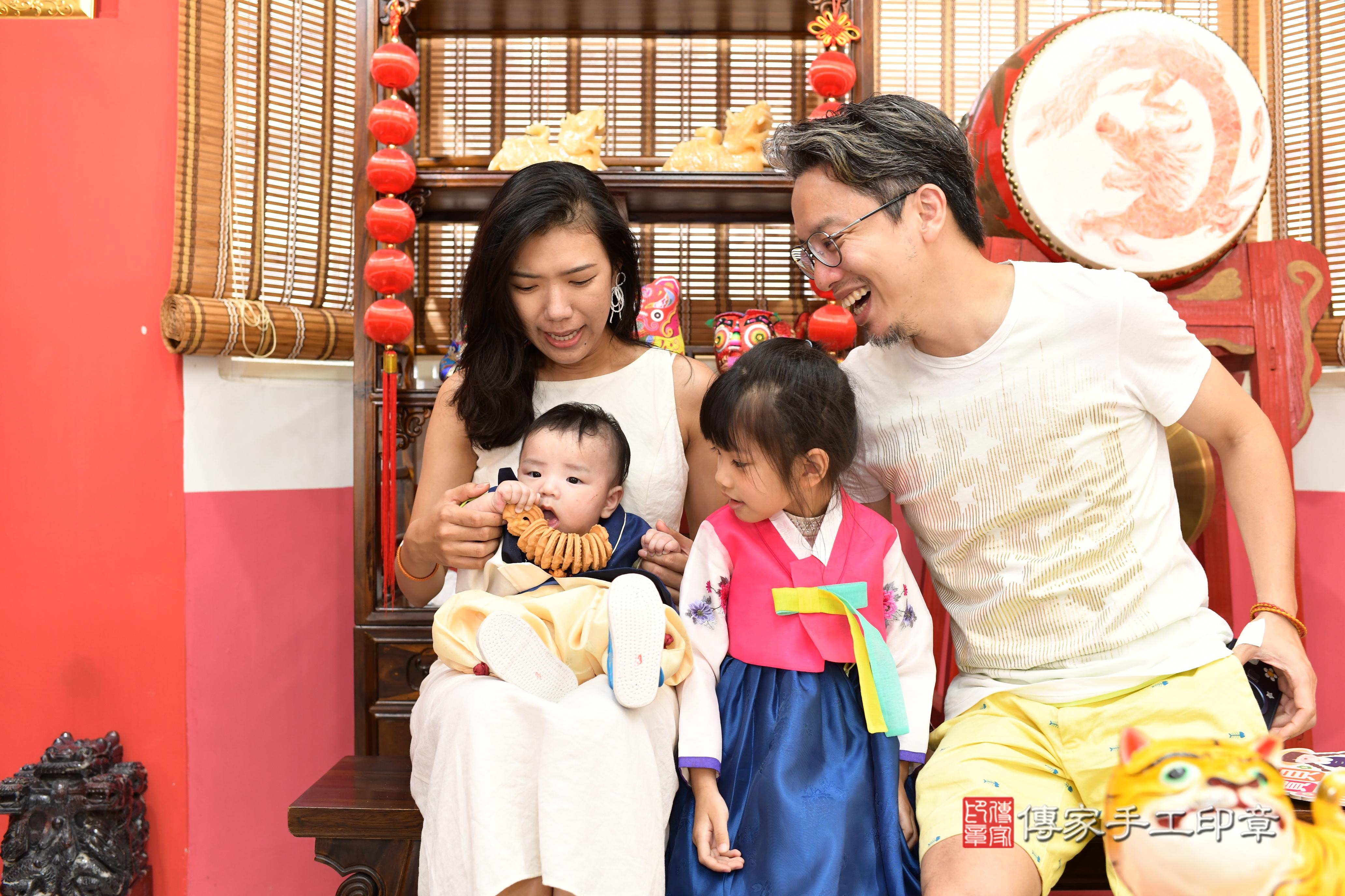 傳家手工印章高雄店、抓周、度脺、中國風會場、傳家嬰兒古禮、吉祥話、抓周道具物品24種、拍照。抓周證書。寶寶抓周、滿周歲、生日快樂、祝福 傳家手工印章高雄店、抓周、度脺、中國風會場、傳家嬰兒古禮、吉祥話、抓周道具物品24種、拍照。抓周證書。寶寶抓周、滿周歲、生日快樂、祝福