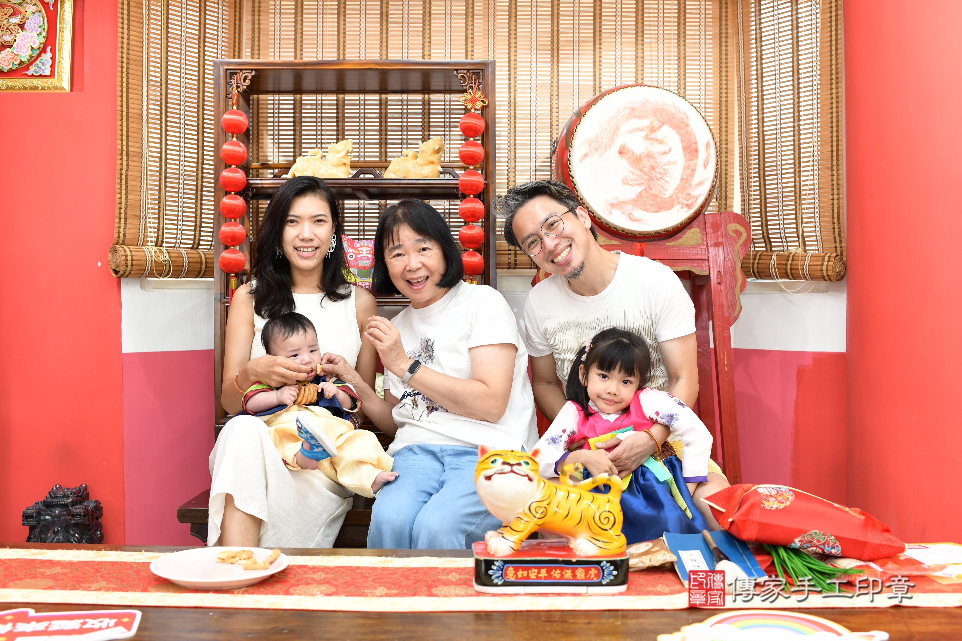 傳家手工印章高雄店、抓周、度脺、中國風會場、傳家嬰兒古禮、吉祥話、抓周道具物品24種、拍照。抓周證書。寶寶抓周、滿周歲、生日快樂、祝福 傳家手工印章高雄店、抓周、度脺、中國風會場、傳家嬰兒古禮、吉祥話、抓周道具物品24種、拍照。抓周證書。寶寶抓周、滿周歲、生日快樂、祝福