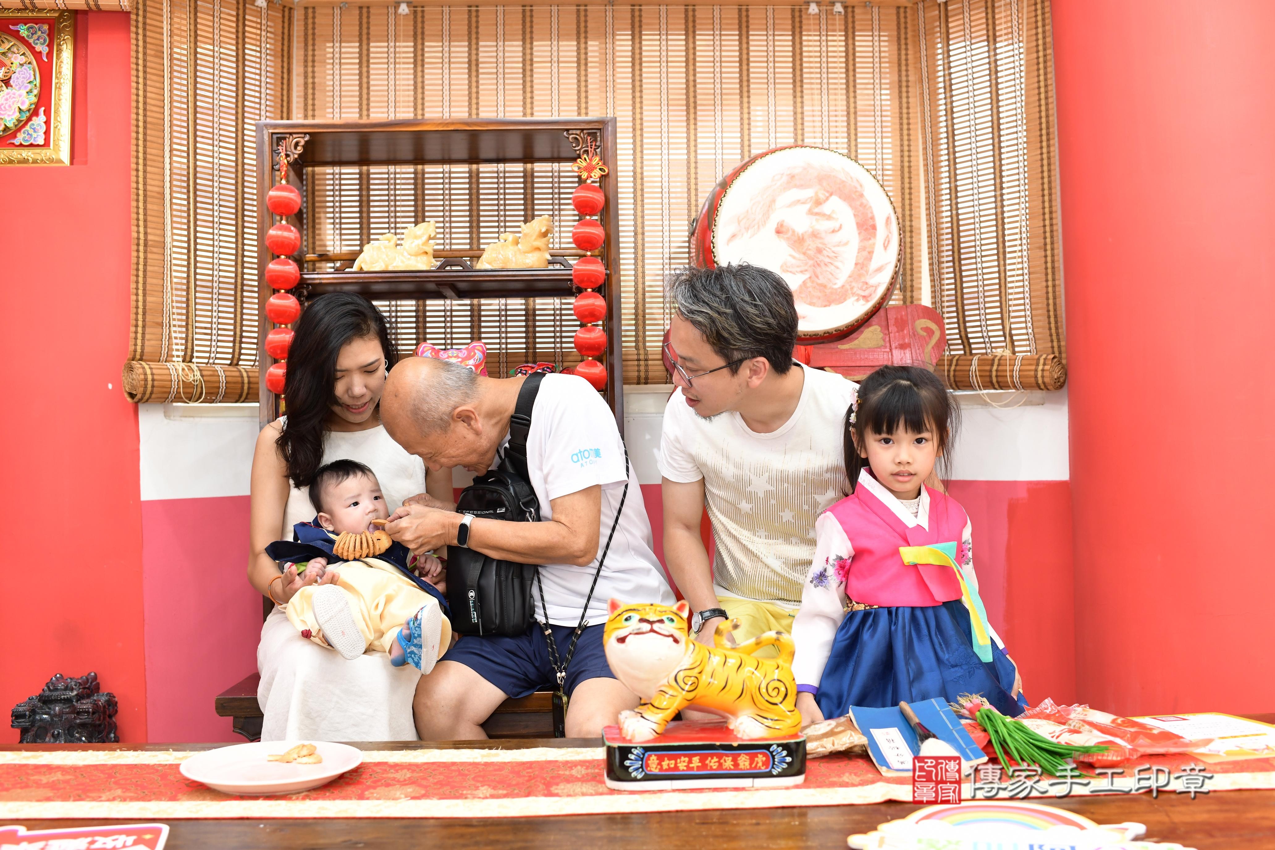 傳家手工印章高雄店、抓周、度脺、中國風會場、傳家嬰兒古禮、吉祥話、抓周道具物品24種、拍照。抓周證書。寶寶抓周、滿周歲、生日快樂、祝福 傳家手工印章高雄店、抓周、度脺、中國風會場、傳家嬰兒古禮、吉祥話、抓周道具物品24種、拍照。抓周證書。寶寶抓周、滿周歲、生日快樂、祝福