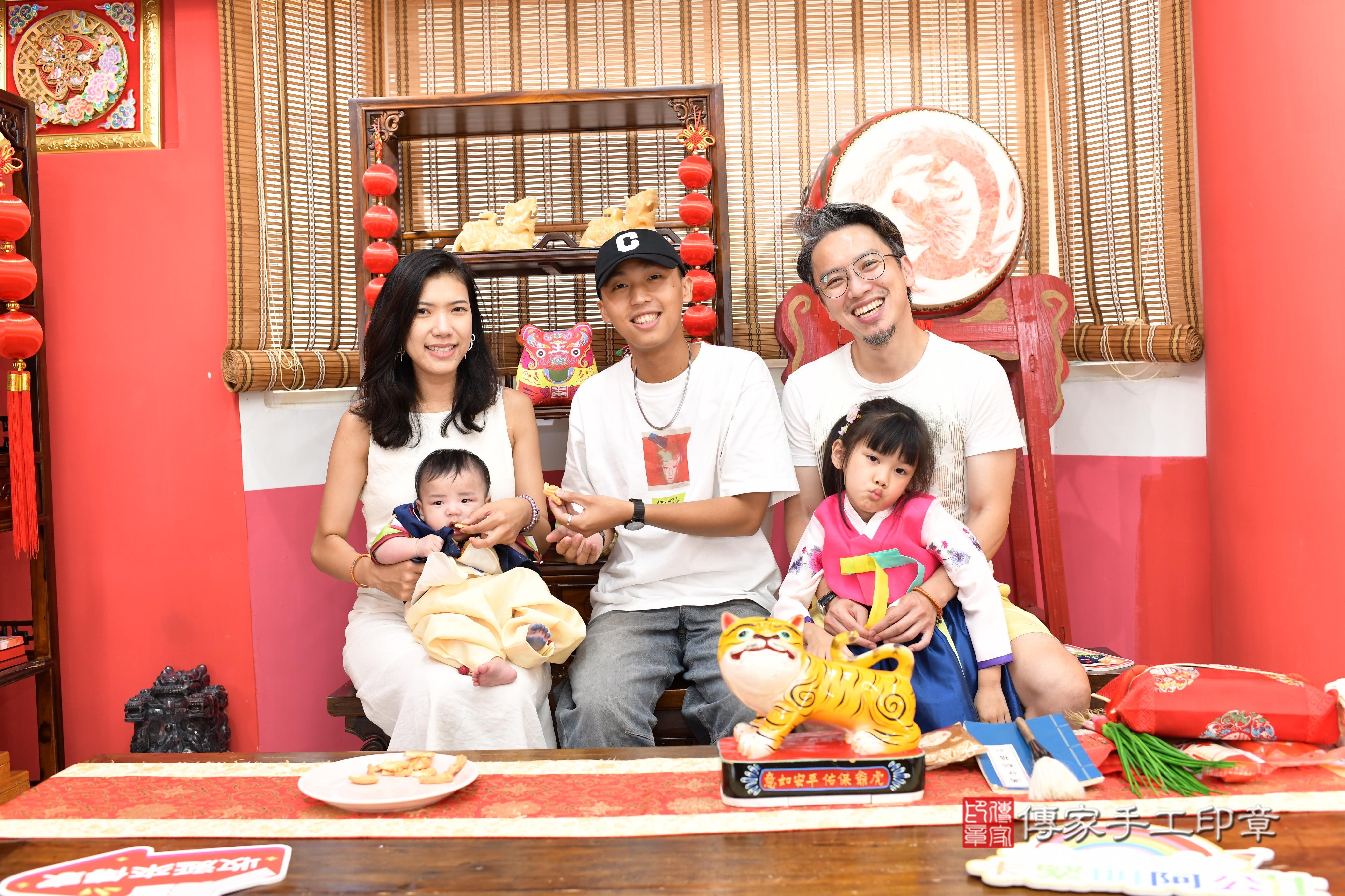 傳家手工印章高雄店、抓周、度脺、中國風會場、傳家嬰兒古禮、吉祥話、抓周道具物品24種、拍照。抓周證書。寶寶抓周、滿周歲、生日快樂、祝福 傳家手工印章高雄店、抓周、度脺、中國風會場、傳家嬰兒古禮、吉祥話、抓周道具物品24種、拍照。抓周證書。寶寶抓周、滿周歲、生日快樂、祝福