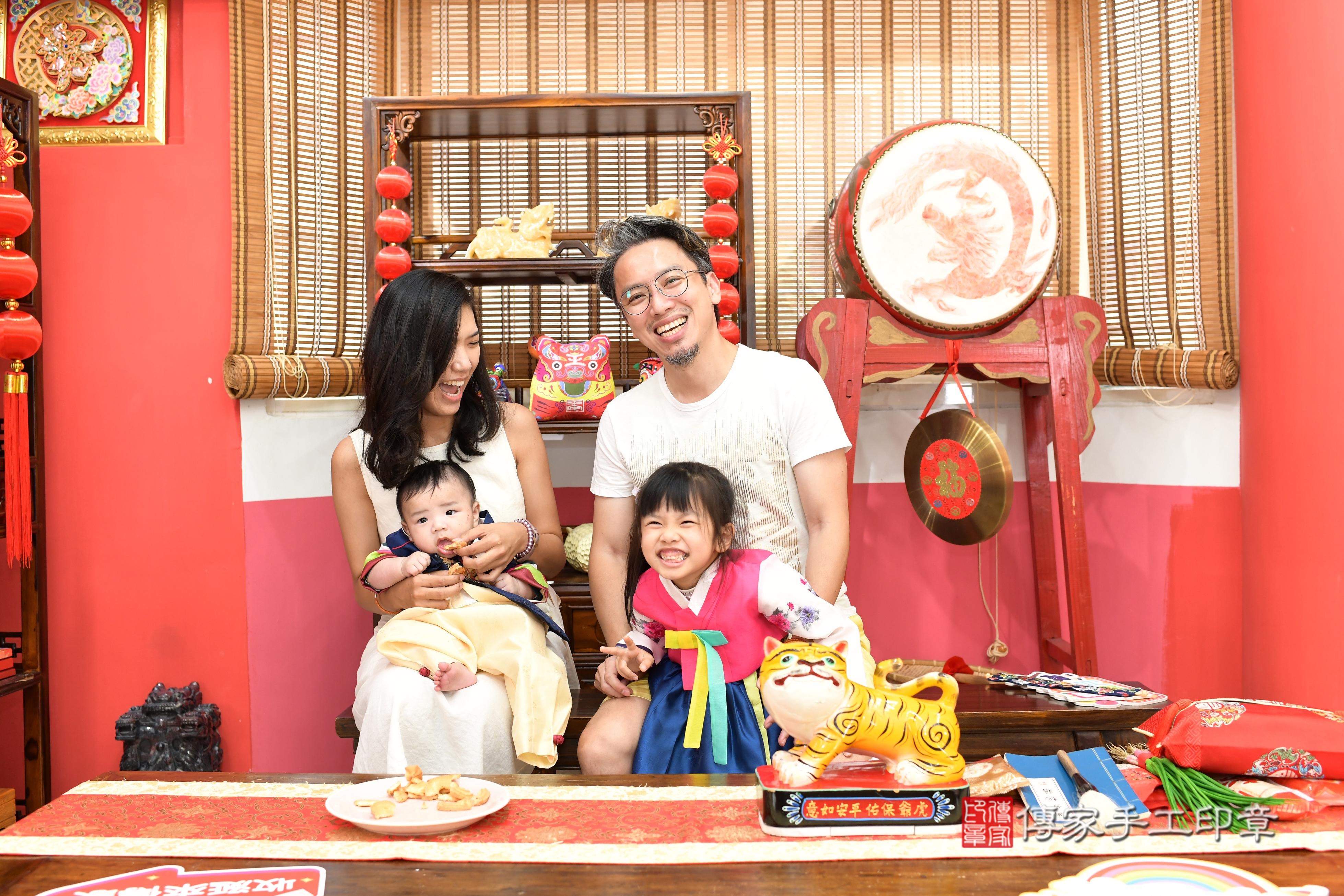 傳家手工印章高雄店、抓周、度脺、中國風會場、傳家嬰兒古禮、吉祥話、抓周道具物品24種、拍照。抓周證書。寶寶抓周、滿周歲、生日快樂、祝福 傳家手工印章高雄店、抓周、度脺、中國風會場、傳家嬰兒古禮、吉祥話、抓周道具物品24種、拍照。抓周證書。寶寶抓周、滿周歲、生日快樂、祝福