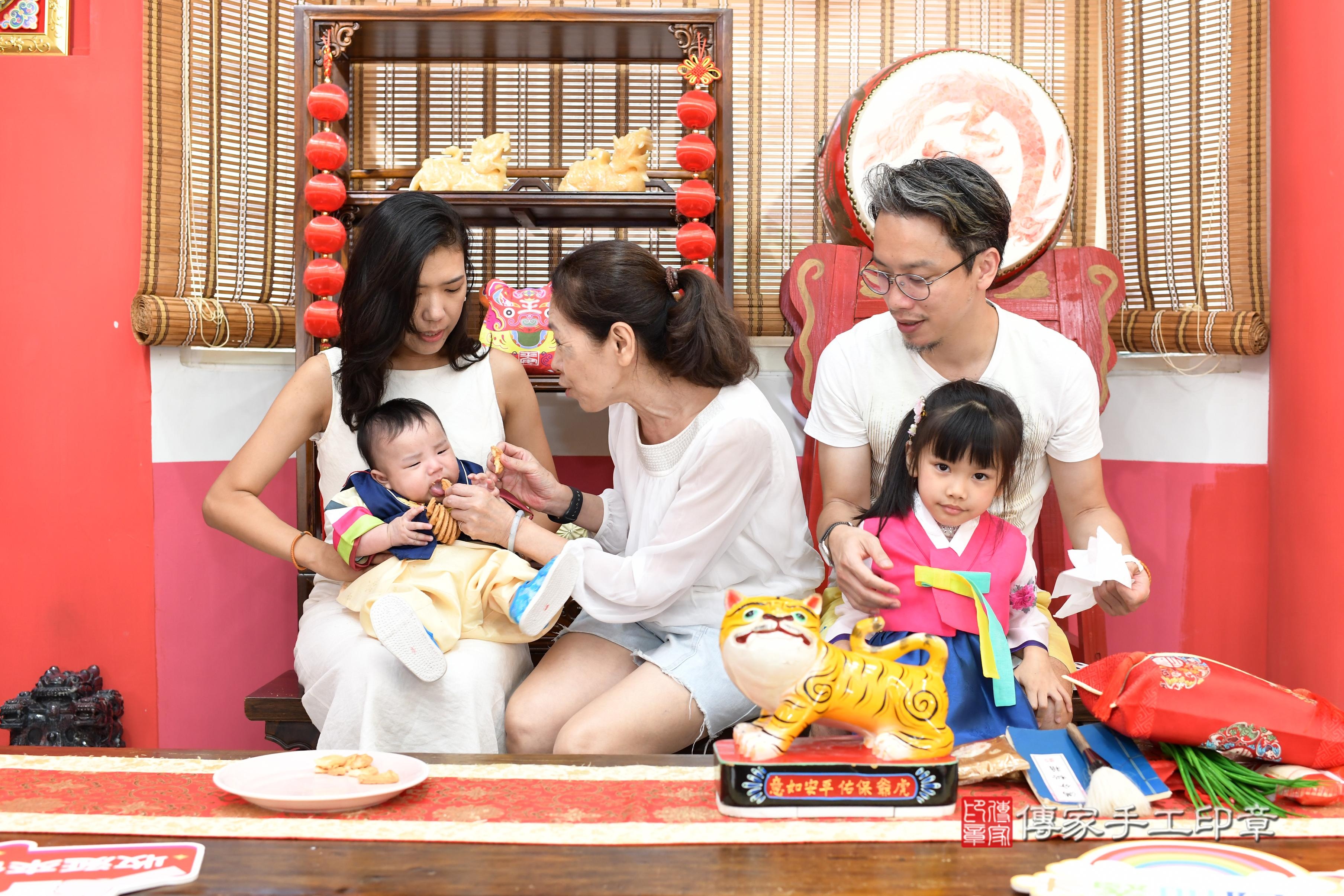 傳家手工印章高雄店、抓周、度脺、中國風會場、傳家嬰兒古禮、吉祥話、抓周道具物品24種、拍照。抓周證書。寶寶抓周、滿周歲、生日快樂、祝福 傳家手工印章高雄店、抓周、度脺、中國風會場、傳家嬰兒古禮、吉祥話、抓周道具物品24種、拍照。抓周證書。寶寶抓周、滿周歲、生日快樂、祝福