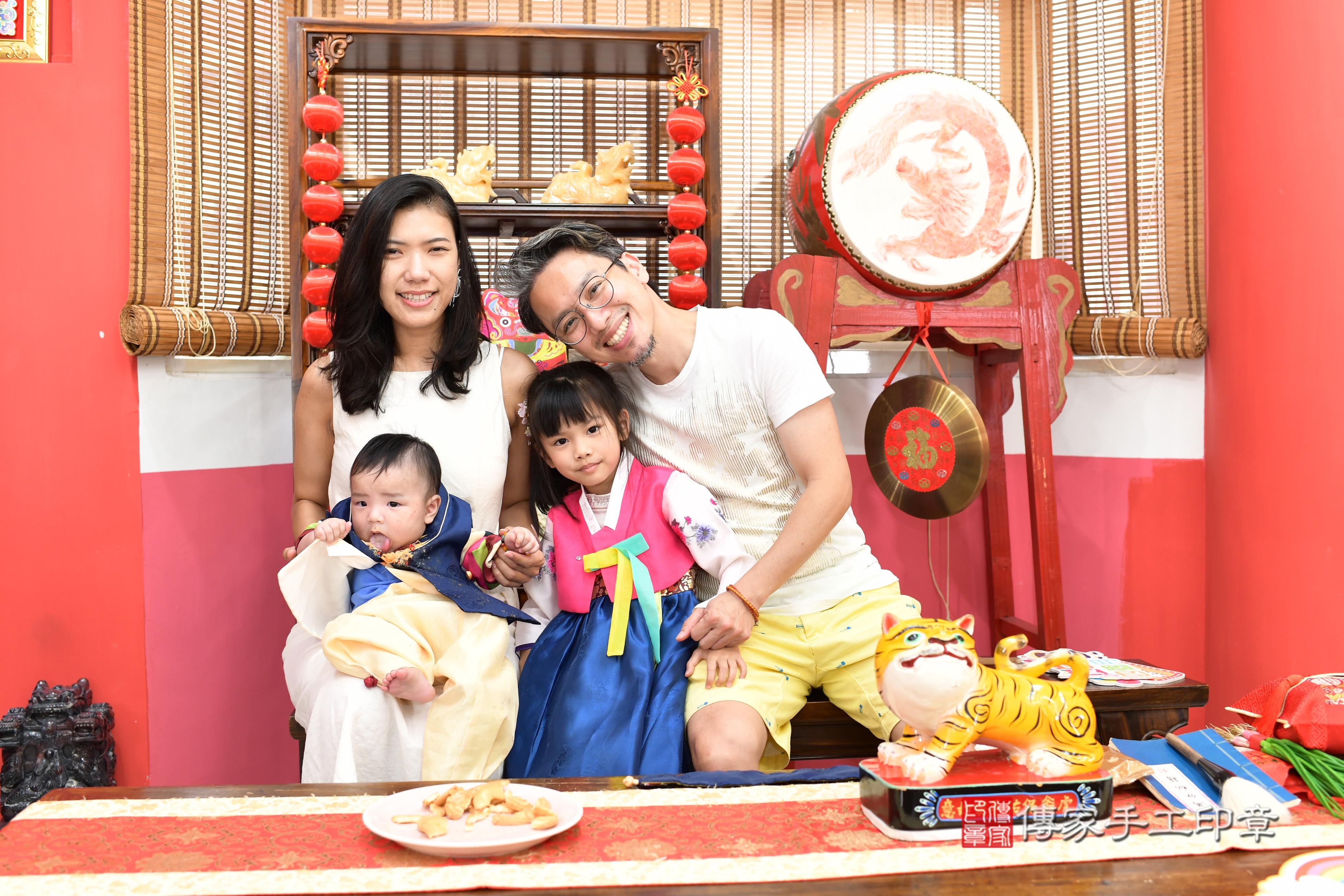 傳家手工印章高雄店、抓周、度脺、中國風會場、傳家嬰兒古禮、吉祥話、抓周道具物品24種、拍照。抓周證書。寶寶抓周、滿周歲、生日快樂、祝福 傳家手工印章高雄店、抓周、度脺、中國風會場、傳家嬰兒古禮、吉祥話、抓周道具物品24種、拍照。抓周證書。寶寶抓周、滿周歲、生日快樂、祝福