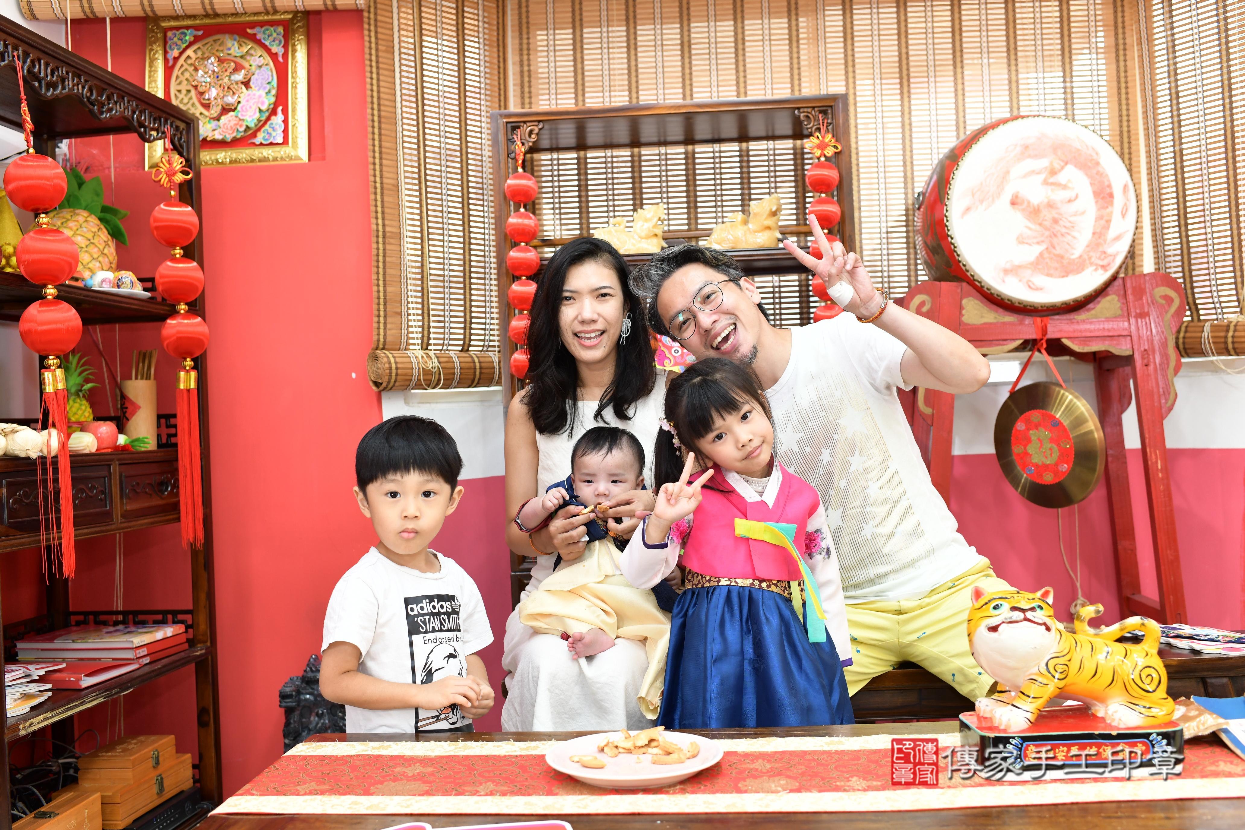 傳家手工印章高雄店、抓周、度脺、中國風會場、傳家嬰兒古禮、吉祥話、抓周道具物品24種、拍照。抓周證書。寶寶抓周、滿周歲、生日快樂、祝福 傳家手工印章高雄店、抓周、度脺、中國風會場、傳家嬰兒古禮、吉祥話、抓周道具物品24種、拍照。抓周證書。寶寶抓周、滿周歲、生日快樂、祝福