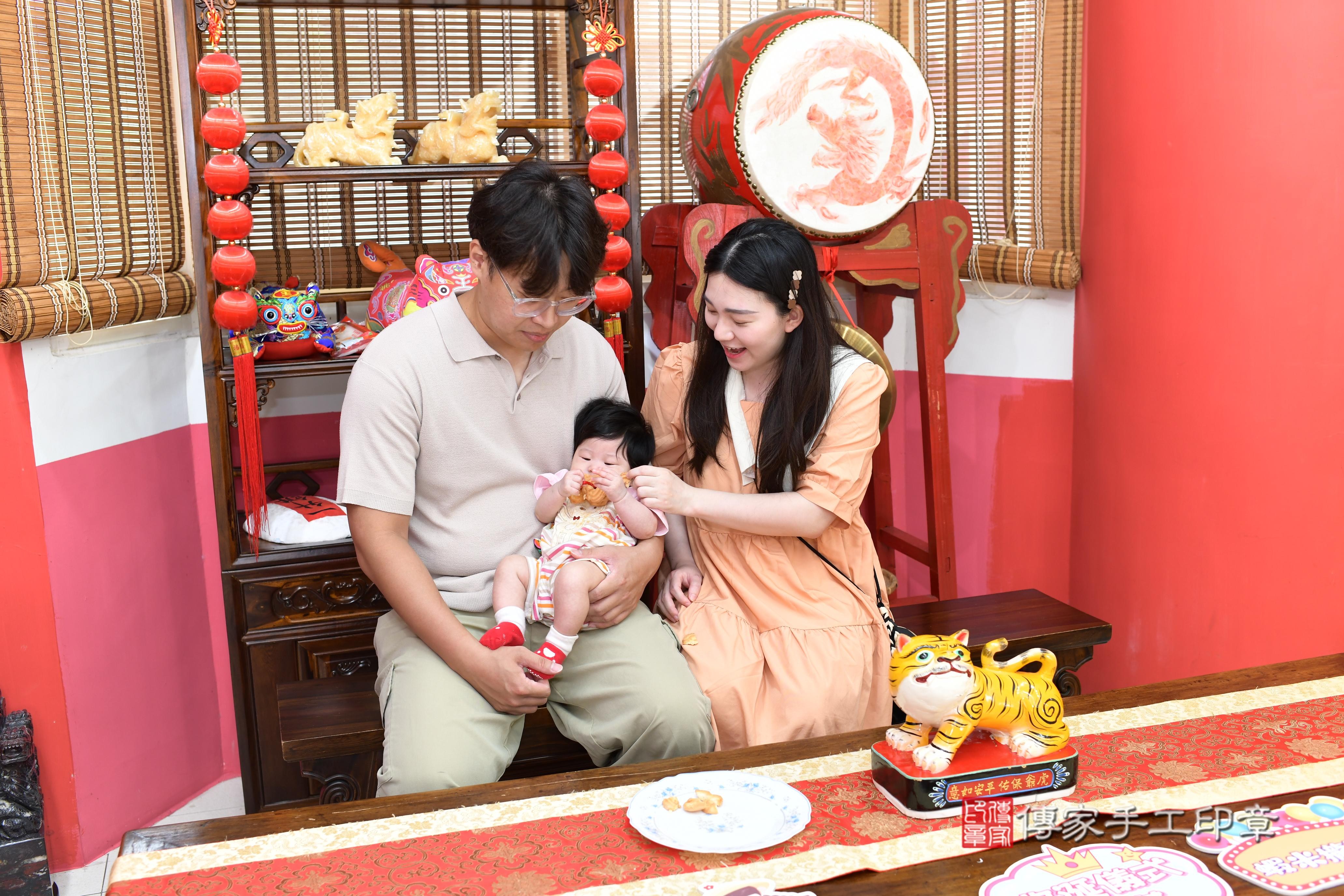 傳家手工印章高雄店、抓周、度脺、中國風會場、傳家嬰兒古禮、吉祥話、抓周道具物品24種、拍照。抓周證書。寶寶抓周、滿周歲、生日快樂、祝福 傳家手工印章高雄店、抓周、度脺、中國風會場、傳家嬰兒古禮、吉祥話、抓周道具物品24種、拍照。抓周證書。寶寶抓周、滿周歲、生日快樂、祝福