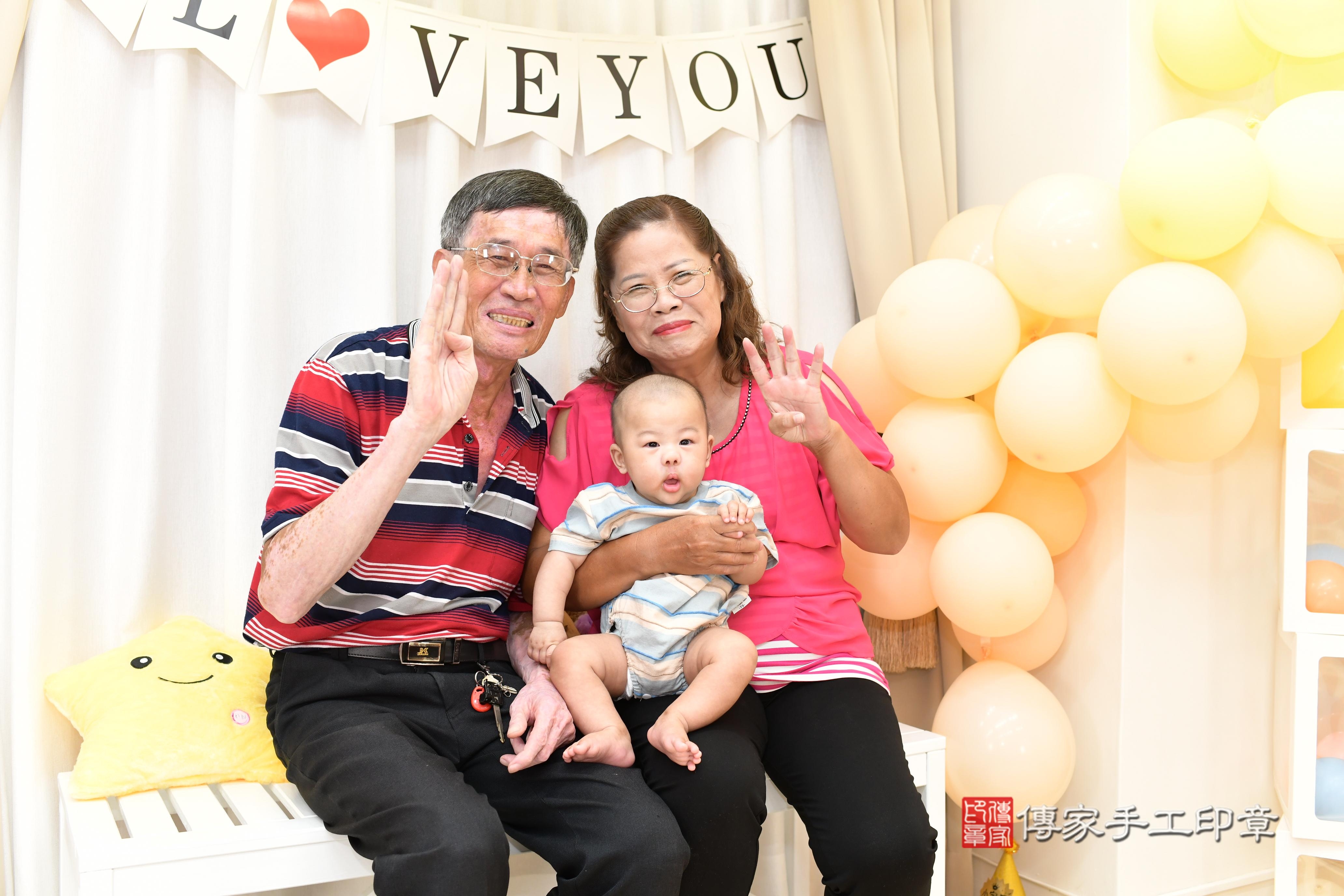 傳家手工印章高雄店、抓周、度脺、中國風會場、傳家嬰兒古禮、吉祥話、抓周道具物品24種、拍照。抓周證書。寶寶抓周、滿周歲、生日快樂、祝福