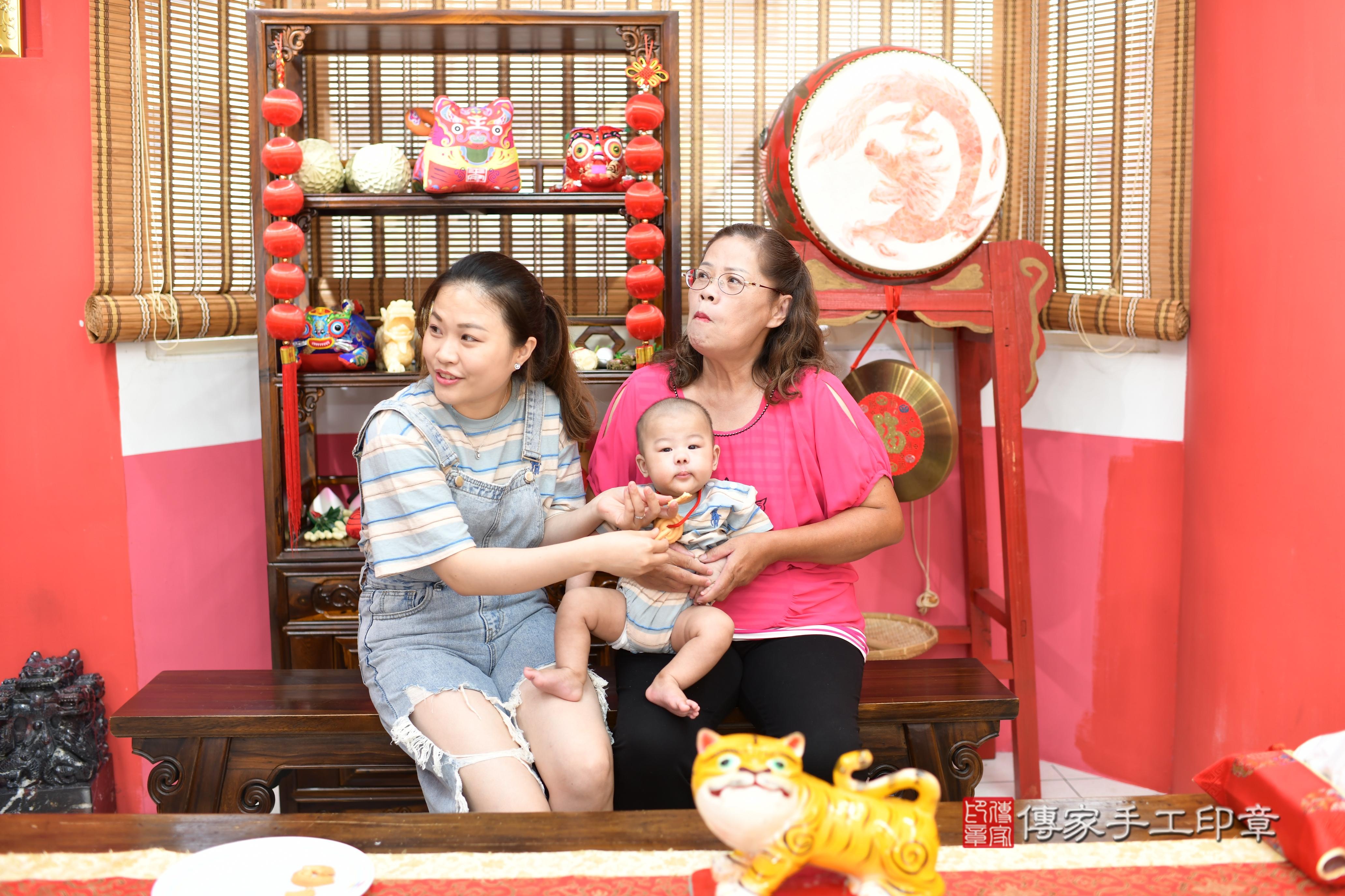 傳家手工印章高雄店、抓周、度脺、中國風會場、傳家嬰兒古禮、吉祥話、抓周道具物品24種、拍照。抓周證書。寶寶抓周、滿周歲、生日快樂、祝福 傳家手工印章高雄店、抓周、度脺、中國風會場、傳家嬰兒古禮、吉祥話、抓周道具物品24種、拍照。抓周證書。寶寶抓周、滿周歲、生日快樂、祝福