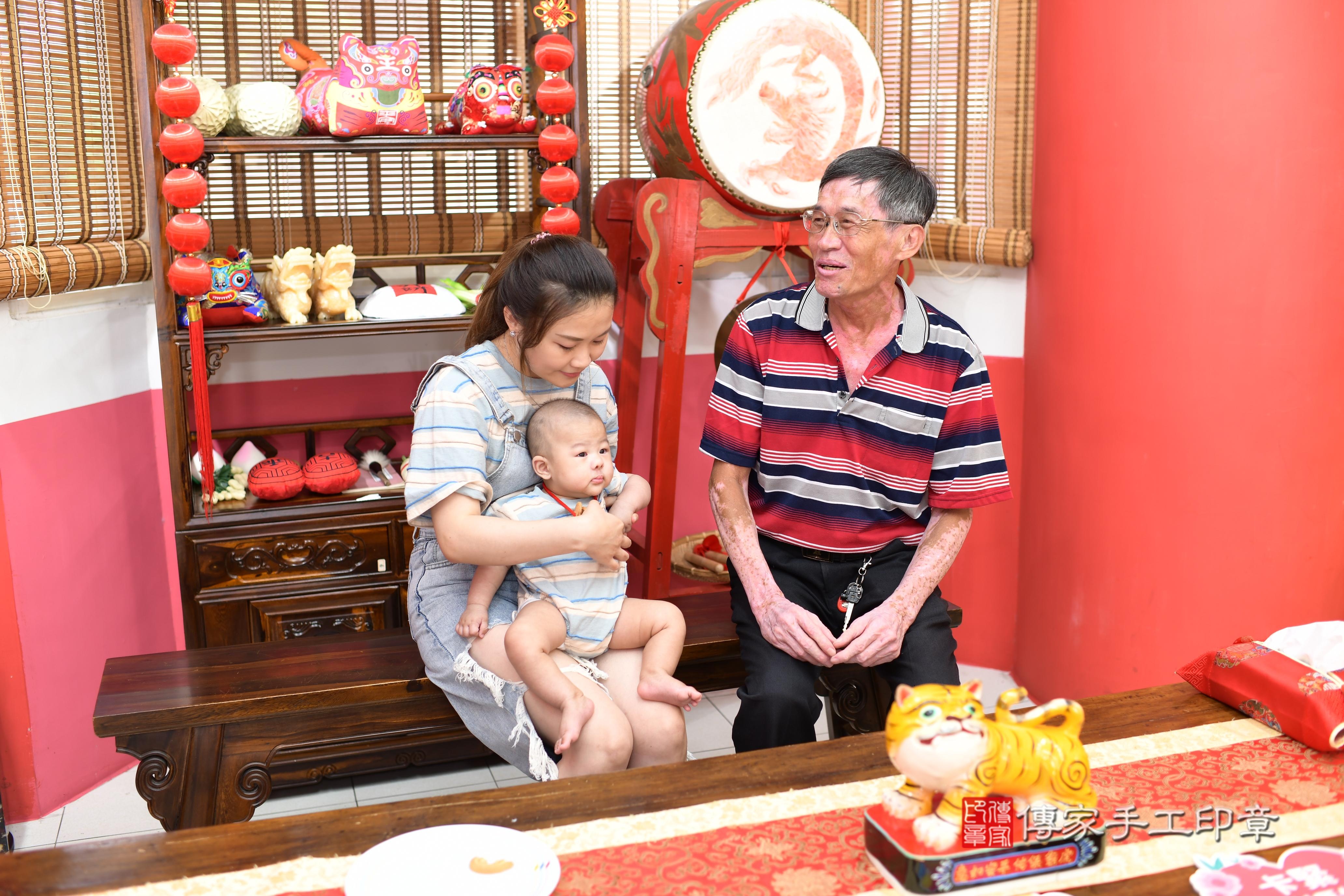 傳家手工印章高雄店、抓周、度脺、中國風會場、傳家嬰兒古禮、吉祥話、抓周道具物品24種、拍照。抓周證書。寶寶抓周、滿周歲、生日快樂、祝福 傳家手工印章高雄店、抓周、度脺、中國風會場、傳家嬰兒古禮、吉祥話、抓周道具物品24種、拍照。抓周證書。寶寶抓周、滿周歲、生日快樂、祝福