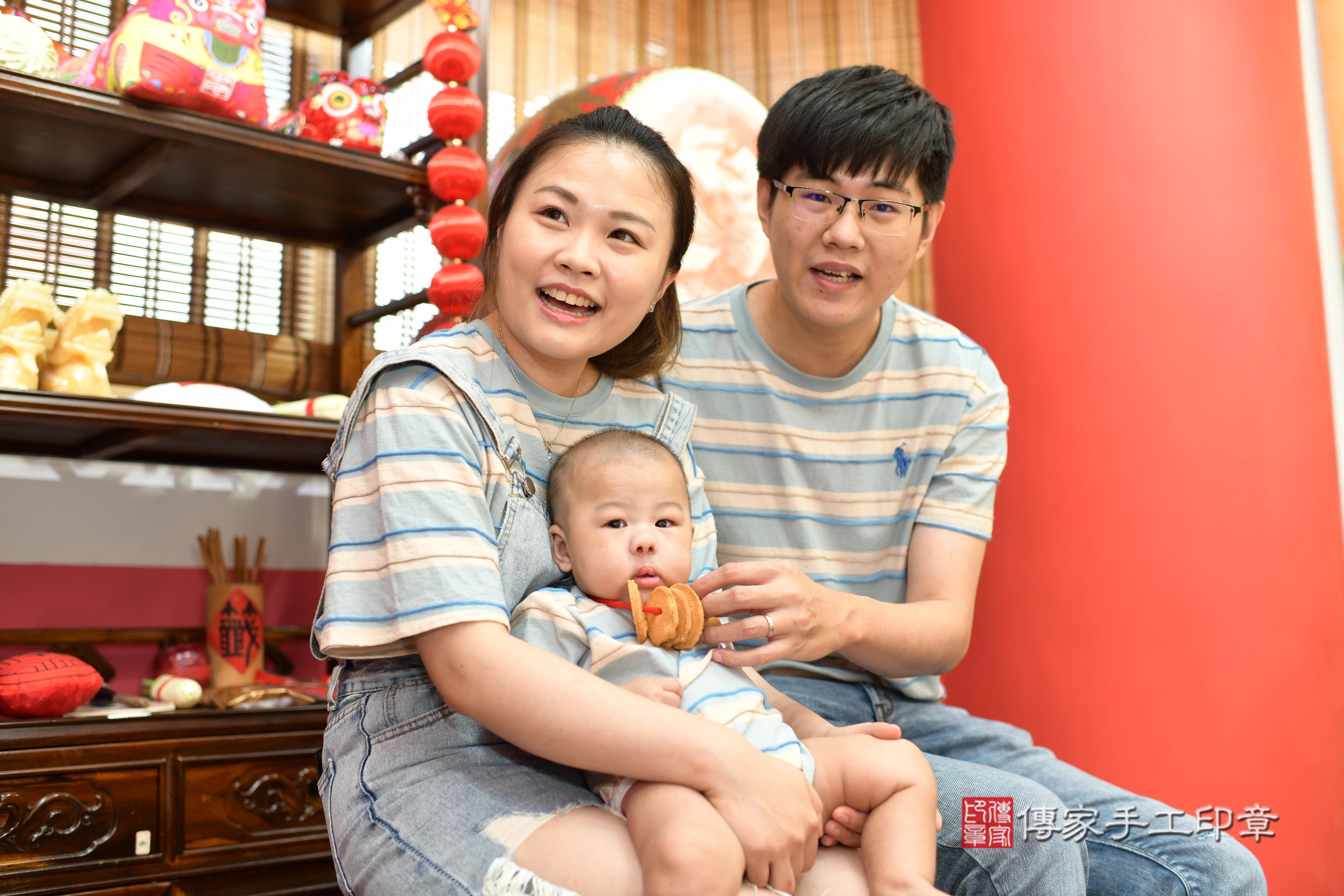 傳家手工印章高雄店、抓周、度脺、中國風會場、傳家嬰兒古禮、吉祥話、抓周道具物品24種、拍照。抓周證書。寶寶抓周、滿周歲、生日快樂、祝福 傳家手工印章高雄店、抓周、度脺、中國風會場、傳家嬰兒古禮、吉祥話、抓周道具物品24種、拍照。抓周證書。寶寶抓周、滿周歲、生日快樂、祝福