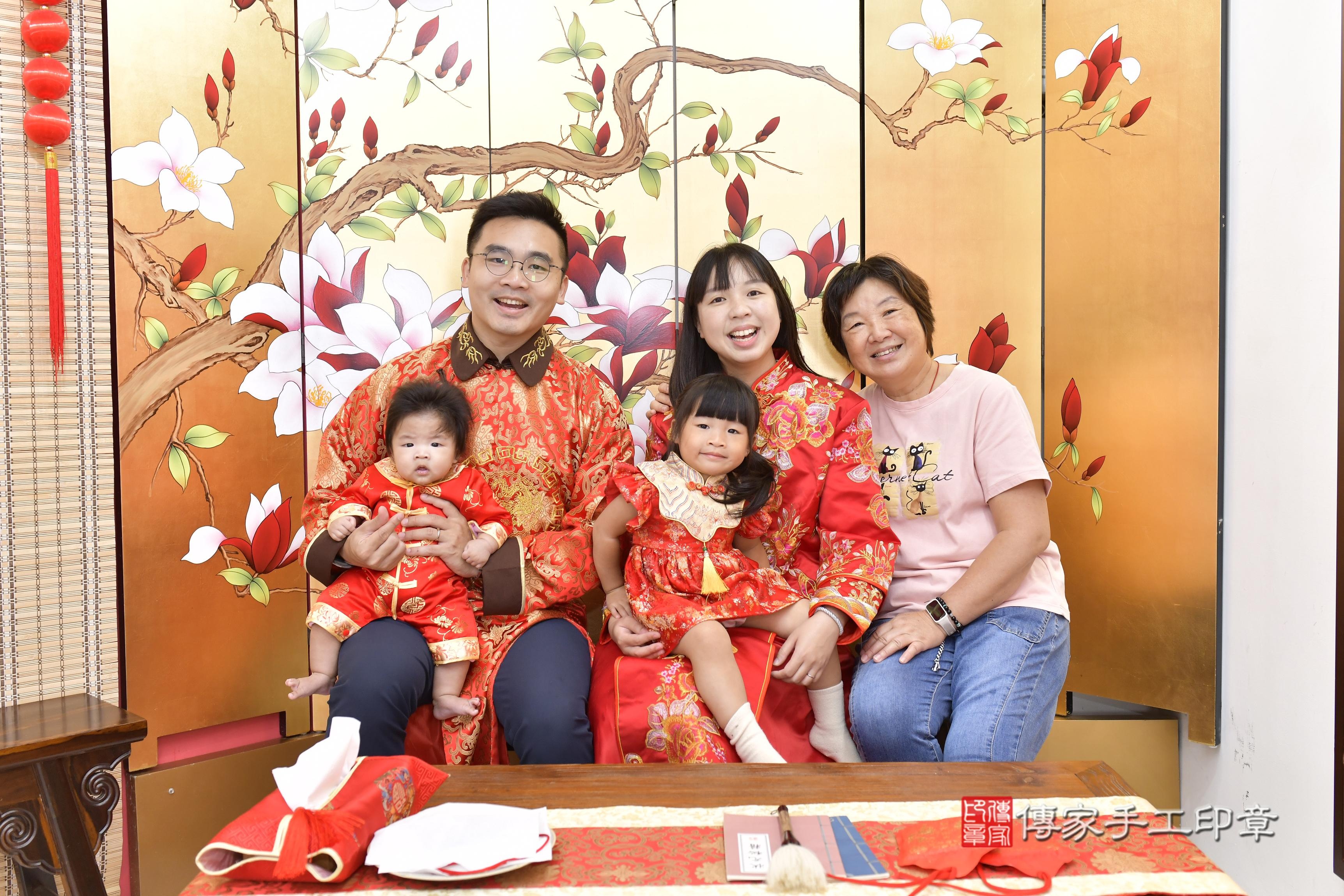 傳家手工印章新竹店、抓周、度脺、中國風會場、傳家嬰兒古禮、吉祥話、抓周道具物品24種、拍照。抓周證書。寶寶抓周、滿周歲、生日快樂、祝福 傳家手工印章新竹店、抓周、度脺、中國風會場、傳家嬰兒古禮、吉祥話、抓周道具物品24種、拍照。抓周證書。寶寶抓周、滿周歲、生日快樂、祝福