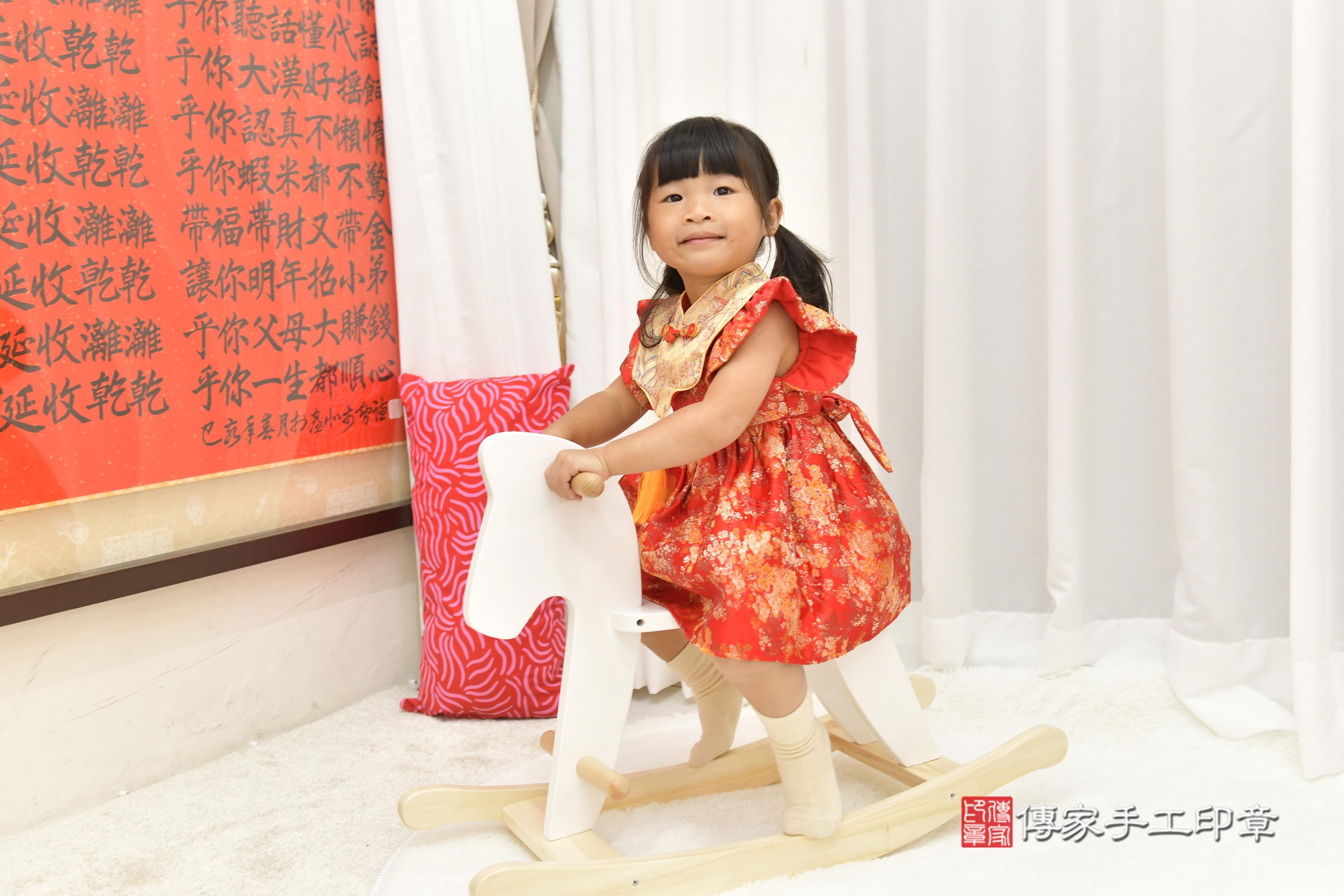 傳家手工印章新竹店、抓周、度脺、中國風會場、傳家嬰兒古禮、吉祥話、抓周道具物品24種、拍照。抓周證書。寶寶抓周、滿周歲、生日快樂、祝福 傳家手工印章新竹店、抓周、度脺、中國風會場、傳家嬰兒古禮、吉祥話、抓周道具物品24種、拍照。抓周證書。寶寶抓周、滿周歲、生日快樂、祝福