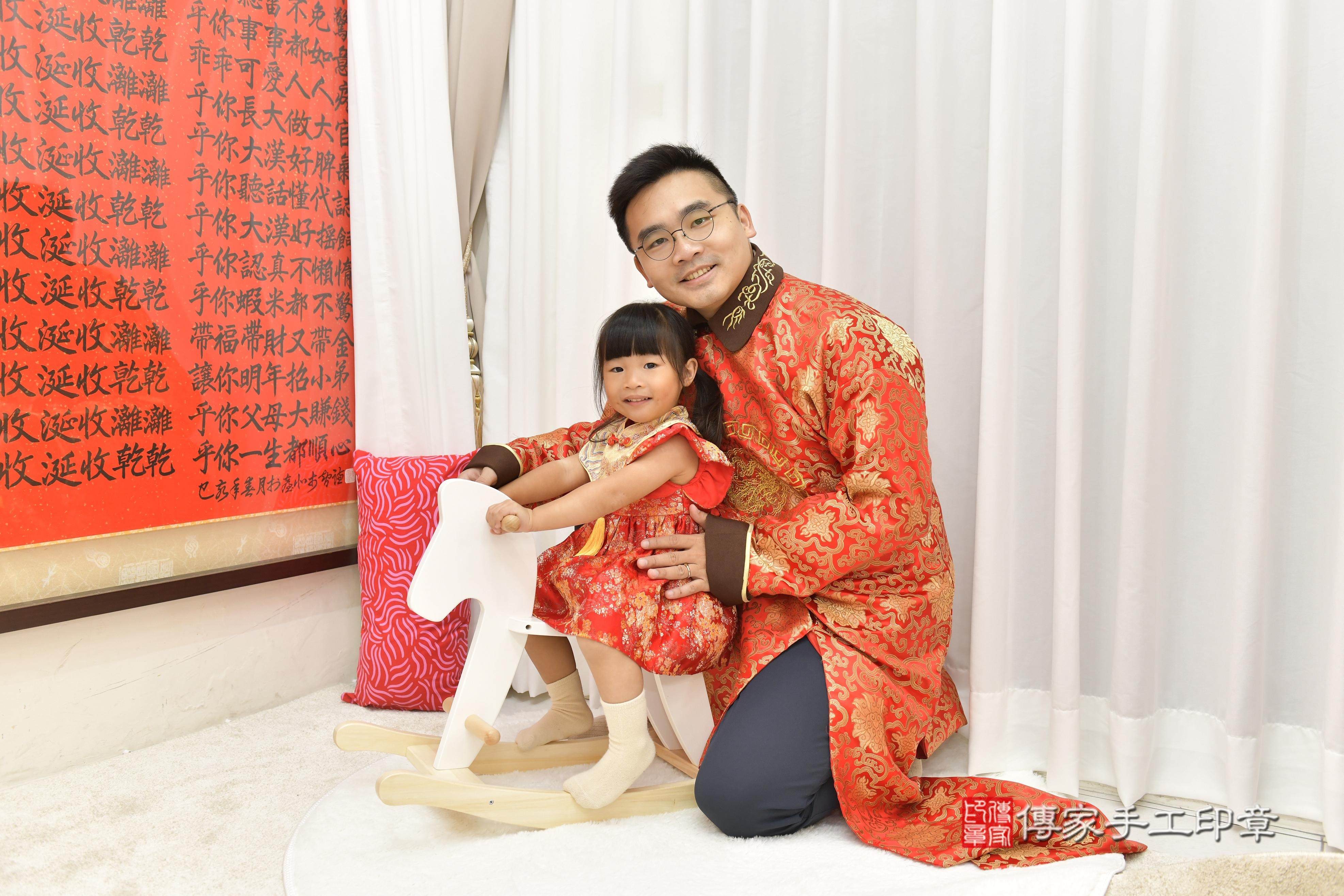 傳家手工印章新竹店、抓周、度脺、中國風會場、傳家嬰兒古禮、吉祥話、抓周道具物品24種、拍照。抓周證書。寶寶抓周、滿周歲、生日快樂、祝福 傳家手工印章新竹店、抓周、度脺、中國風會場、傳家嬰兒古禮、吉祥話、抓周道具物品24種、拍照。抓周證書。寶寶抓周、滿周歲、生日快樂、祝福