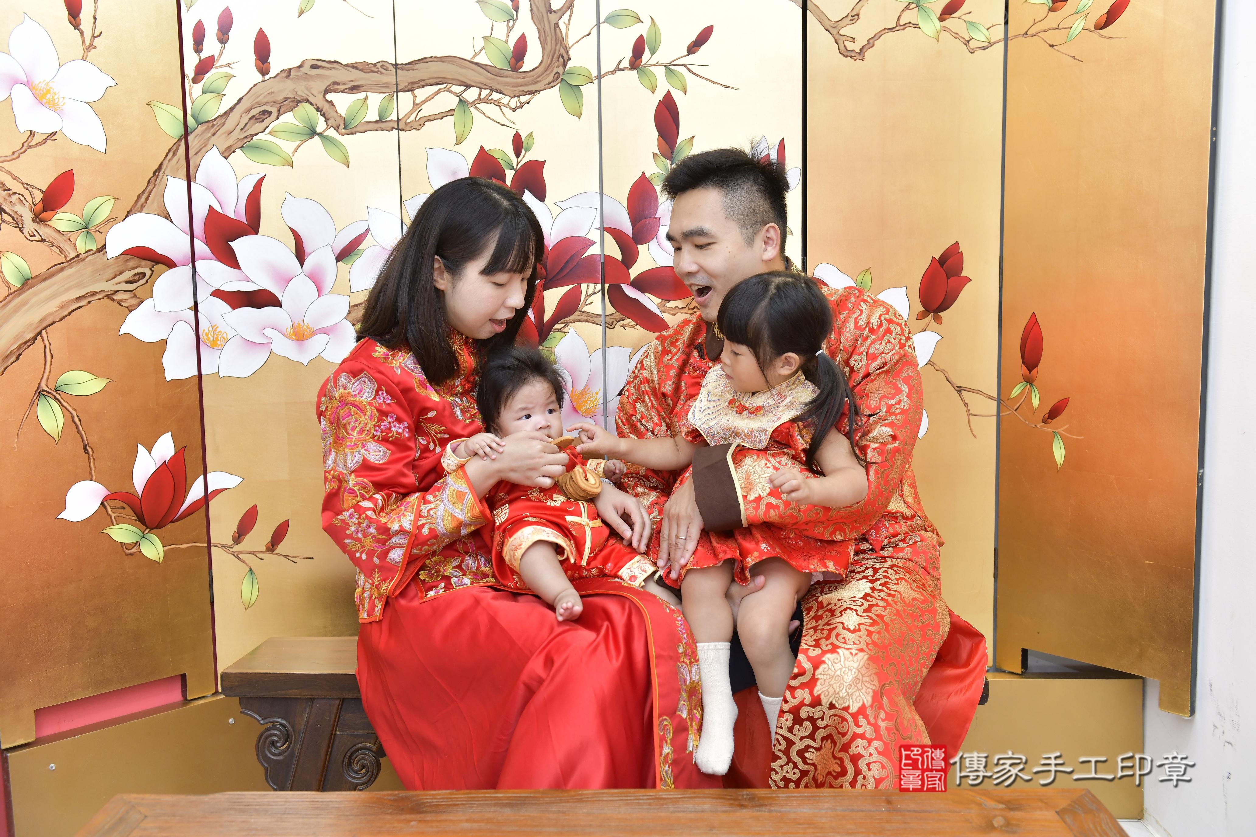 傳家手工印章新竹店、抓周、度脺、中國風會場、傳家嬰兒古禮、吉祥話、抓周道具物品24種、拍照。抓周證書。寶寶抓周、滿周歲、生日快樂、祝福 傳家手工印章新竹店、抓周、度脺、中國風會場、傳家嬰兒古禮、吉祥話、抓周道具物品24種、拍照。抓周證書。寶寶抓周、滿周歲、生日快樂、祝福