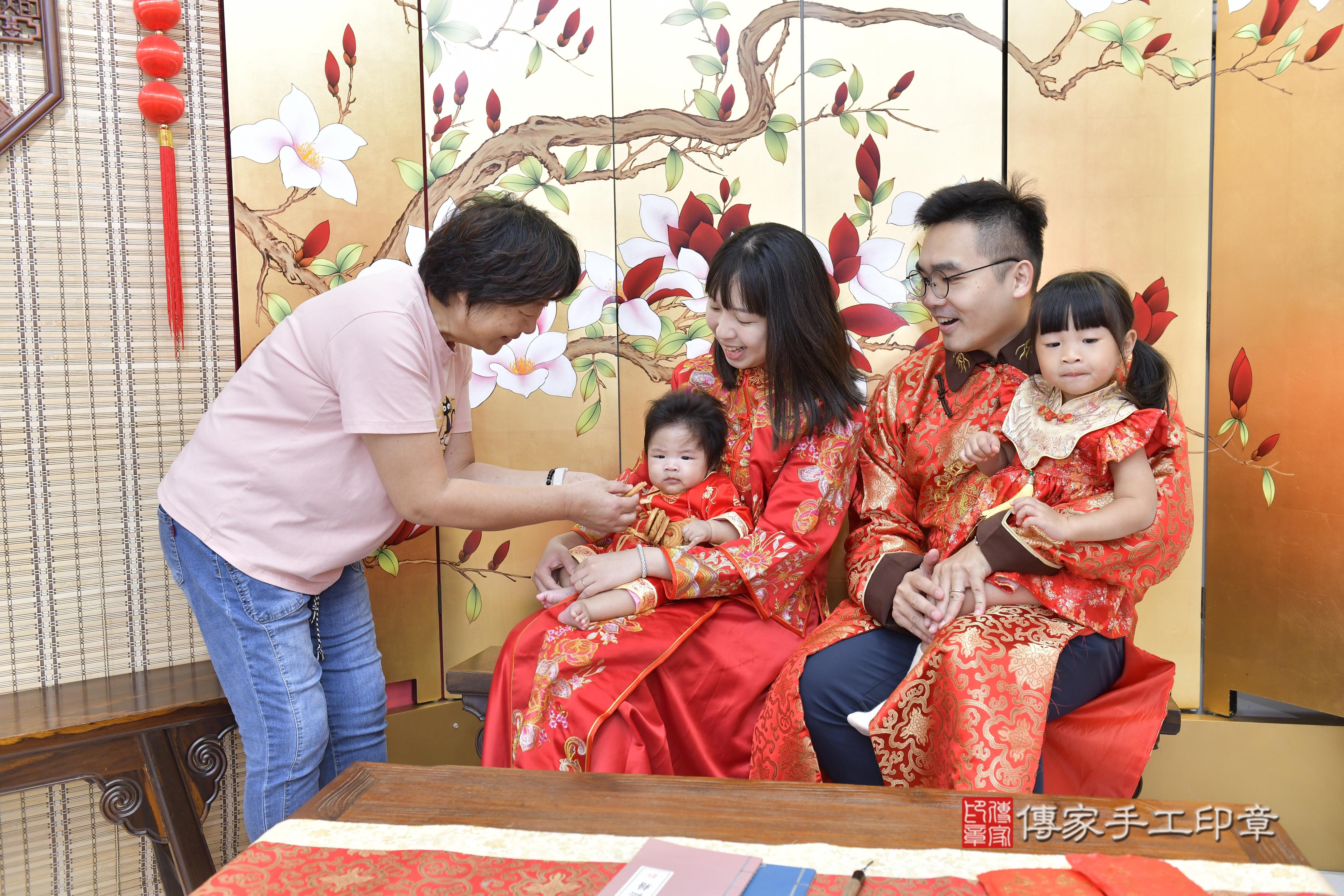 傳家手工印章新竹店、抓周、度脺、中國風會場、傳家嬰兒古禮、吉祥話、抓周道具物品24種、拍照。抓周證書。寶寶抓周、滿周歲、生日快樂、祝福 傳家手工印章新竹店、抓周、度脺、中國風會場、傳家嬰兒古禮、吉祥話、抓周道具物品24種、拍照。抓周證書。寶寶抓周、滿周歲、生日快樂、祝福
