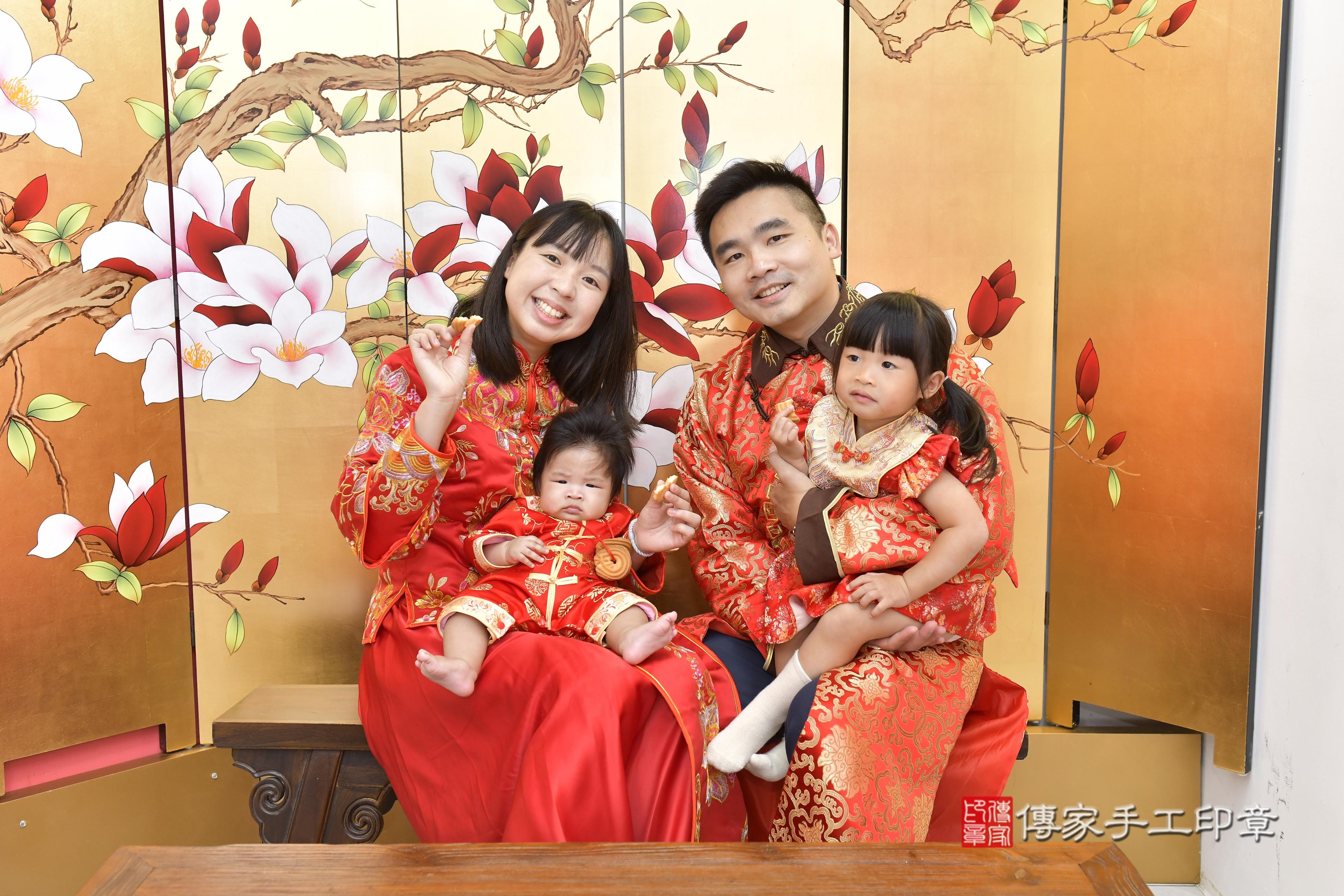 傳家手工印章新竹店、抓周、度脺、中國風會場、傳家嬰兒古禮、吉祥話、抓周道具物品24種、拍照。抓周證書。寶寶抓周、滿周歲、生日快樂、祝福 傳家手工印章新竹店、抓周、度脺、中國風會場、傳家嬰兒古禮、吉祥話、抓周道具物品24種、拍照。抓周證書。寶寶抓周、滿周歲、生日快樂、祝福