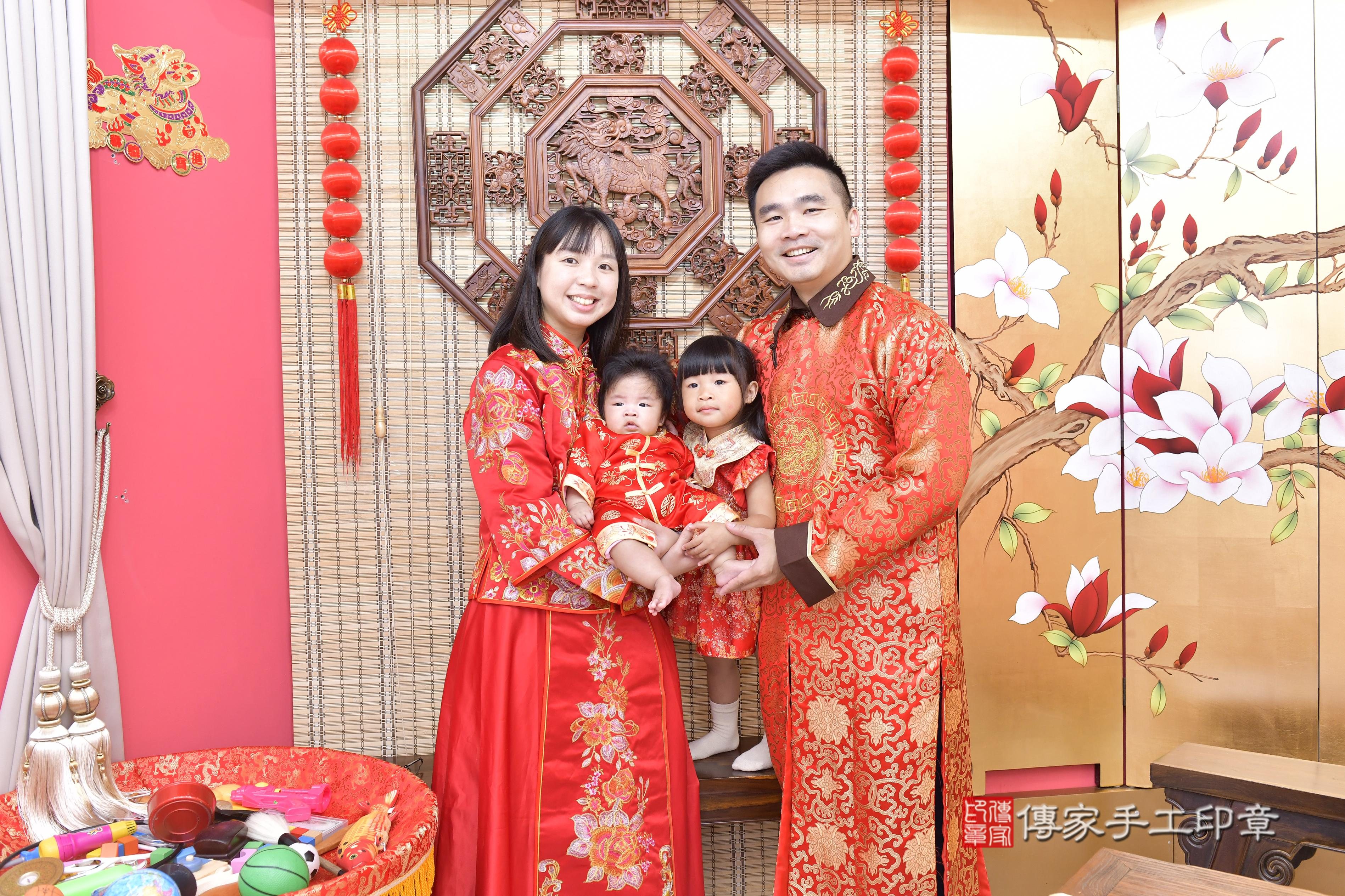 傳家手工印章新竹店、抓周、度脺、中國風會場、傳家嬰兒古禮、吉祥話、抓周道具物品24種、拍照。抓周證書。寶寶抓周、滿周歲、生日快樂、祝福 傳家手工印章新竹店、抓周、度脺、中國風會場、傳家嬰兒古禮、吉祥話、抓周道具物品24種、拍照。抓周證書。寶寶抓周、滿周歲、生日快樂、祝福