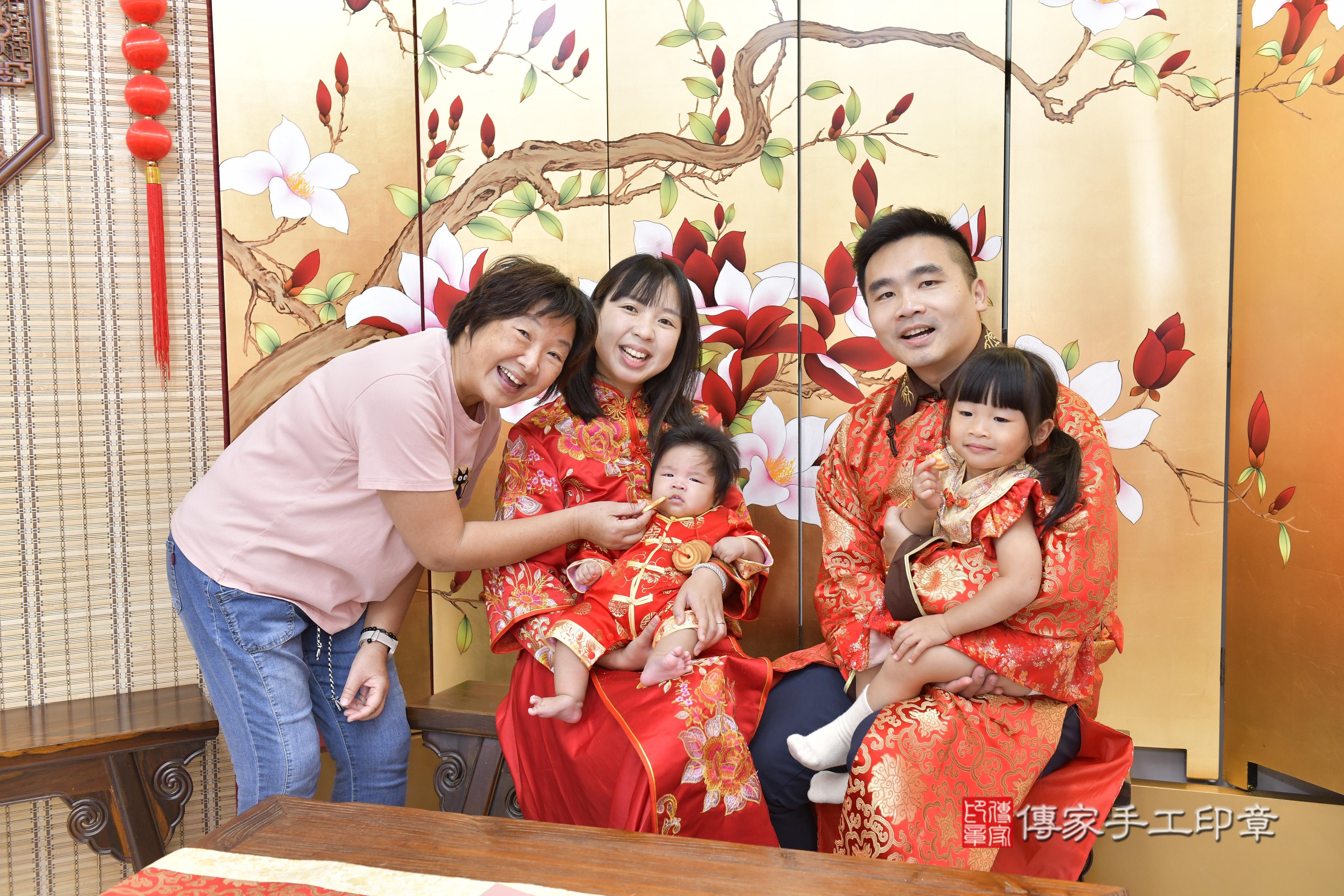 傳家手工印章新竹店、抓周、度脺、中國風會場、傳家嬰兒古禮、吉祥話、抓周道具物品24種、拍照。抓周證書。寶寶抓周、滿周歲、生日快樂、祝福 傳家手工印章新竹店、抓周、度脺、中國風會場、傳家嬰兒古禮、吉祥話、抓周道具物品24種、拍照。抓周證書。寶寶抓周、滿周歲、生日快樂、祝福