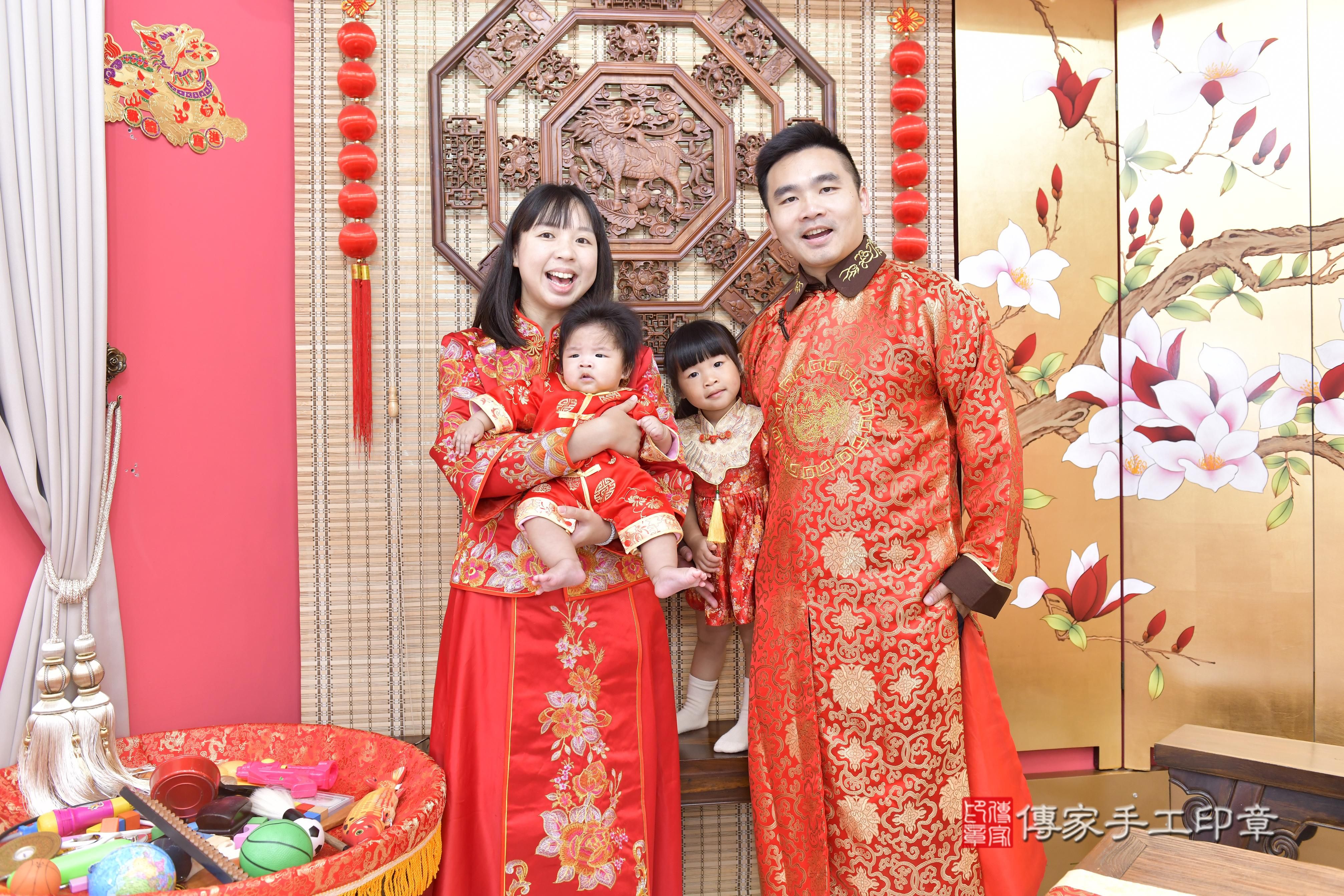 傳家手工印章新竹店、抓周、度脺、中國風會場、傳家嬰兒古禮、吉祥話、抓周道具物品24種、拍照。抓周證書。寶寶抓周、滿周歲、生日快樂、祝福 傳家手工印章新竹店、抓周、度脺、中國風會場、傳家嬰兒古禮、吉祥話、抓周道具物品24種、拍照。抓周證書。寶寶抓周、滿周歲、生日快樂、祝福