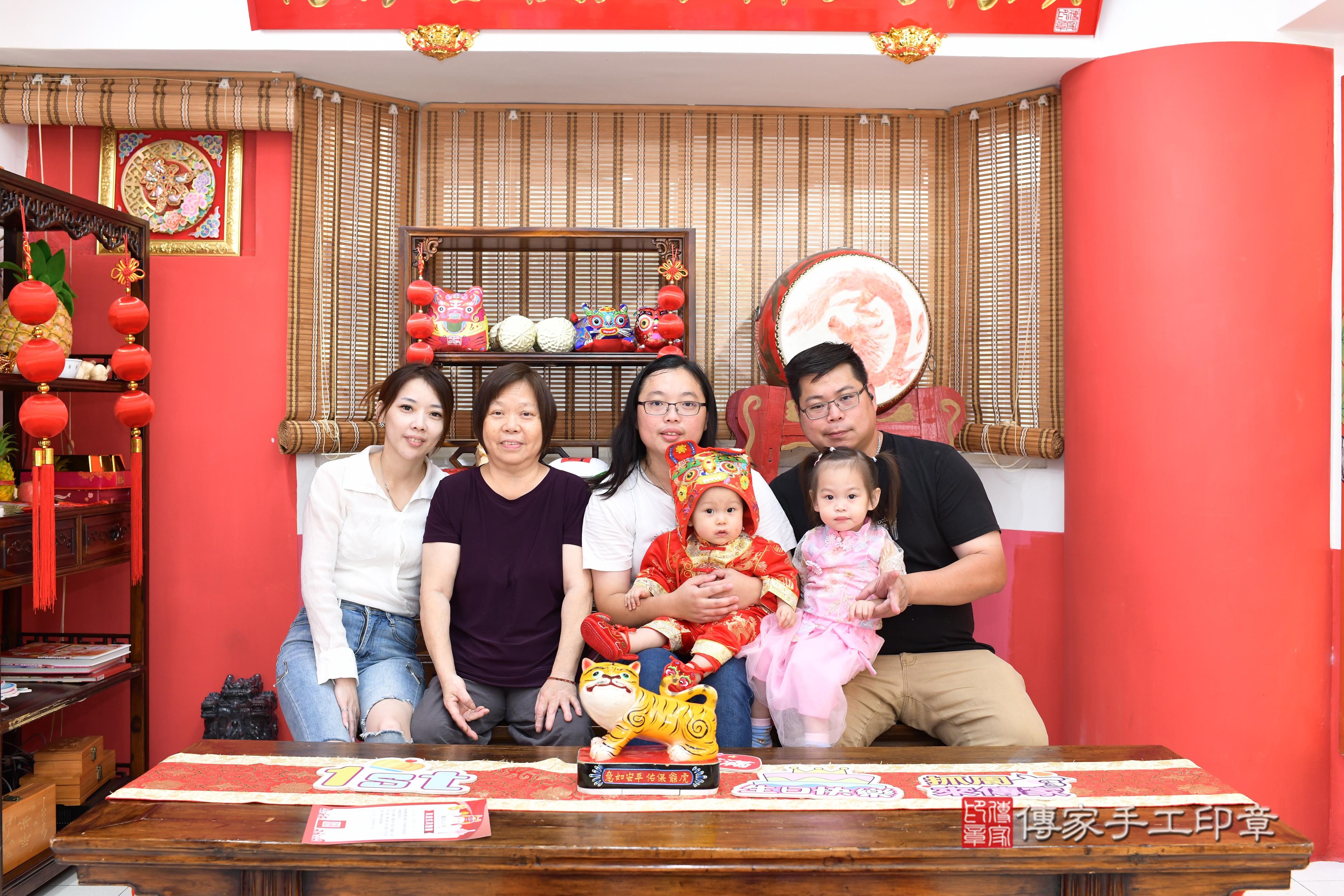 傳家手工印章高雄店、抓周、度脺、中國風會場、傳家嬰兒古禮、吉祥話、抓周道具物品24種、拍照。抓周證書。寶寶抓周、滿周歲、生日快樂、祝福 傳家手工印章高雄店、抓周、度脺、中國風會場、傳家嬰兒古禮、吉祥話、抓周道具物品24種、拍照。抓周證書。寶寶抓周、滿周歲、生日快樂、祝福