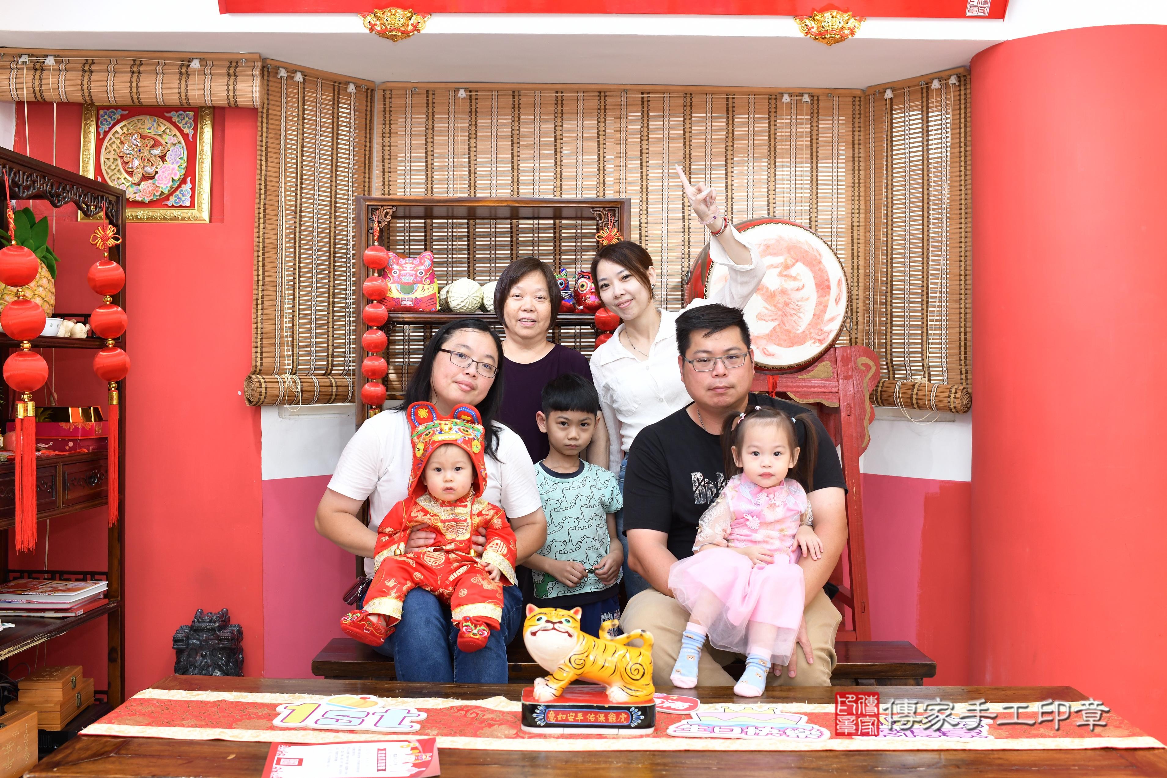 傳家手工印章高雄店、抓周、度脺、中國風會場、傳家嬰兒古禮、吉祥話、抓周道具物品24種、拍照。抓周證書。寶寶抓周、滿周歲、生日快樂、祝福 傳家手工印章高雄店、抓周、度脺、中國風會場、傳家嬰兒古禮、吉祥話、抓周道具物品24種、拍照。抓周證書。寶寶抓周、滿周歲、生日快樂、祝福