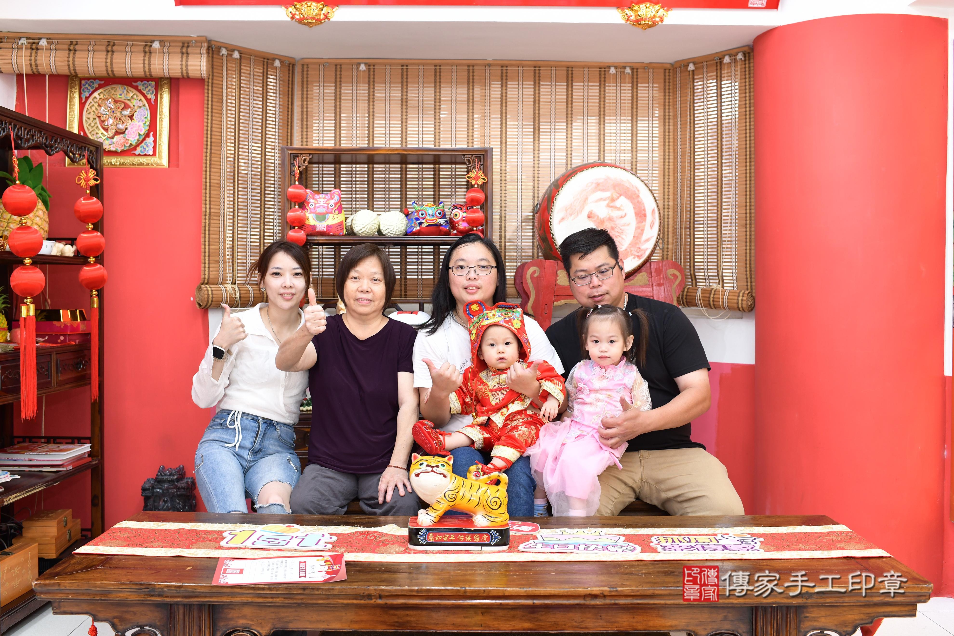 傳家手工印章高雄店、抓周、度脺、中國風會場、傳家嬰兒古禮、吉祥話、抓周道具物品24種、拍照。抓周證書。寶寶抓周、滿周歲、生日快樂、祝福