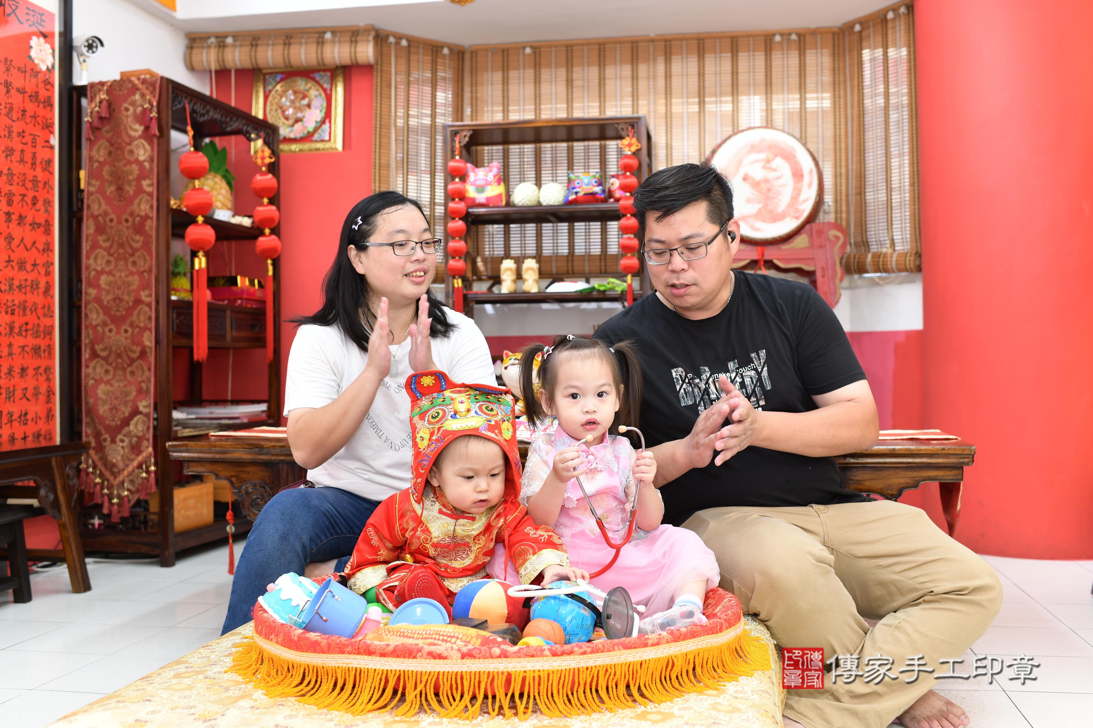 傳家手工印章高雄店、抓周、度脺、中國風會場、傳家嬰兒古禮、吉祥話、抓周道具物品24種、拍照。抓周證書。寶寶抓周、滿周歲、生日快樂、祝福 傳家手工印章高雄店、抓周、度脺、中國風會場、傳家嬰兒古禮、吉祥話、抓周道具物品24種、拍照。抓周證書。寶寶抓周、滿周歲、生日快樂、祝福