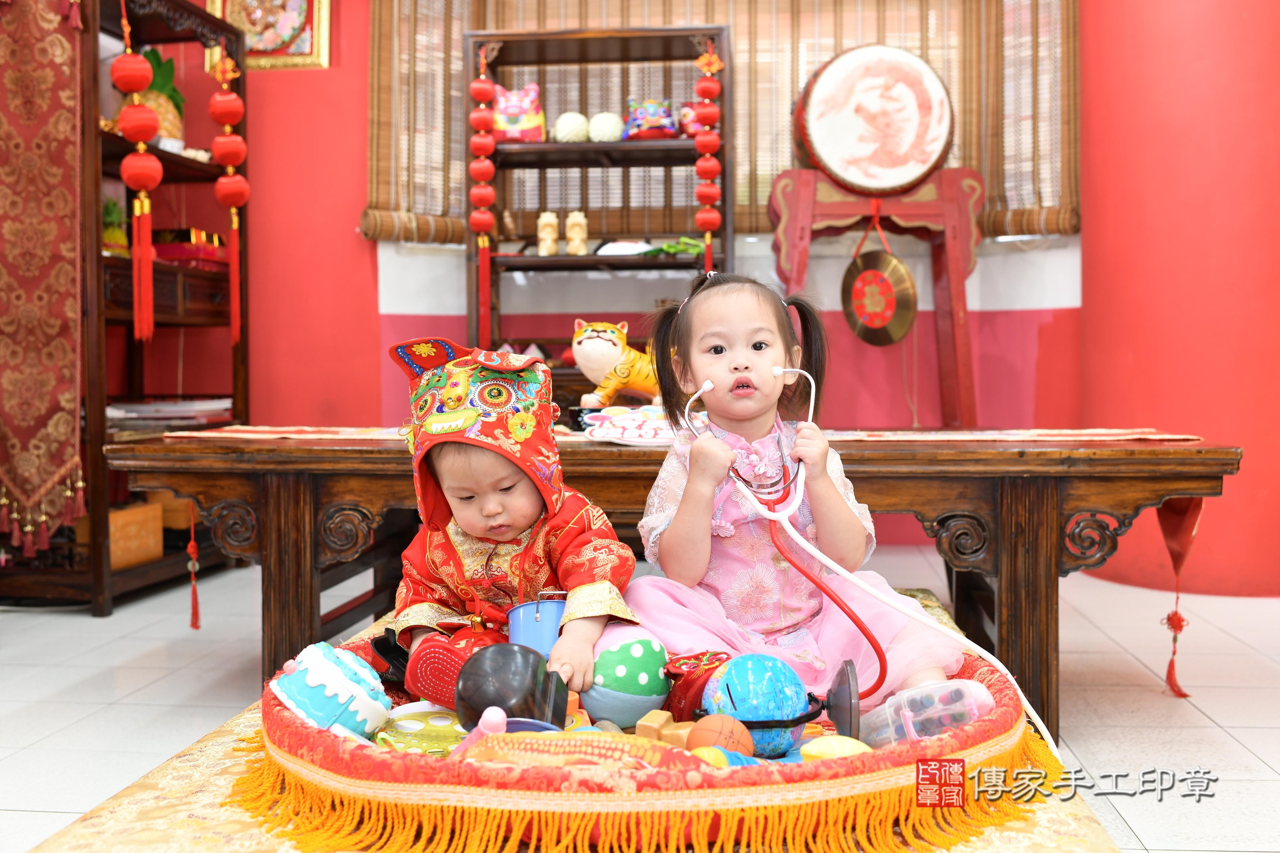 傳家手工印章高雄店、抓周、度脺、中國風會場、傳家嬰兒古禮、吉祥話、抓周道具物品24種、拍照。抓周證書。寶寶抓周、滿周歲、生日快樂、祝福 傳家手工印章高雄店、抓周、度脺、中國風會場、傳家嬰兒古禮、吉祥話、抓周道具物品24種、拍照。抓周證書。寶寶抓周、滿周歲、生日快樂、祝福