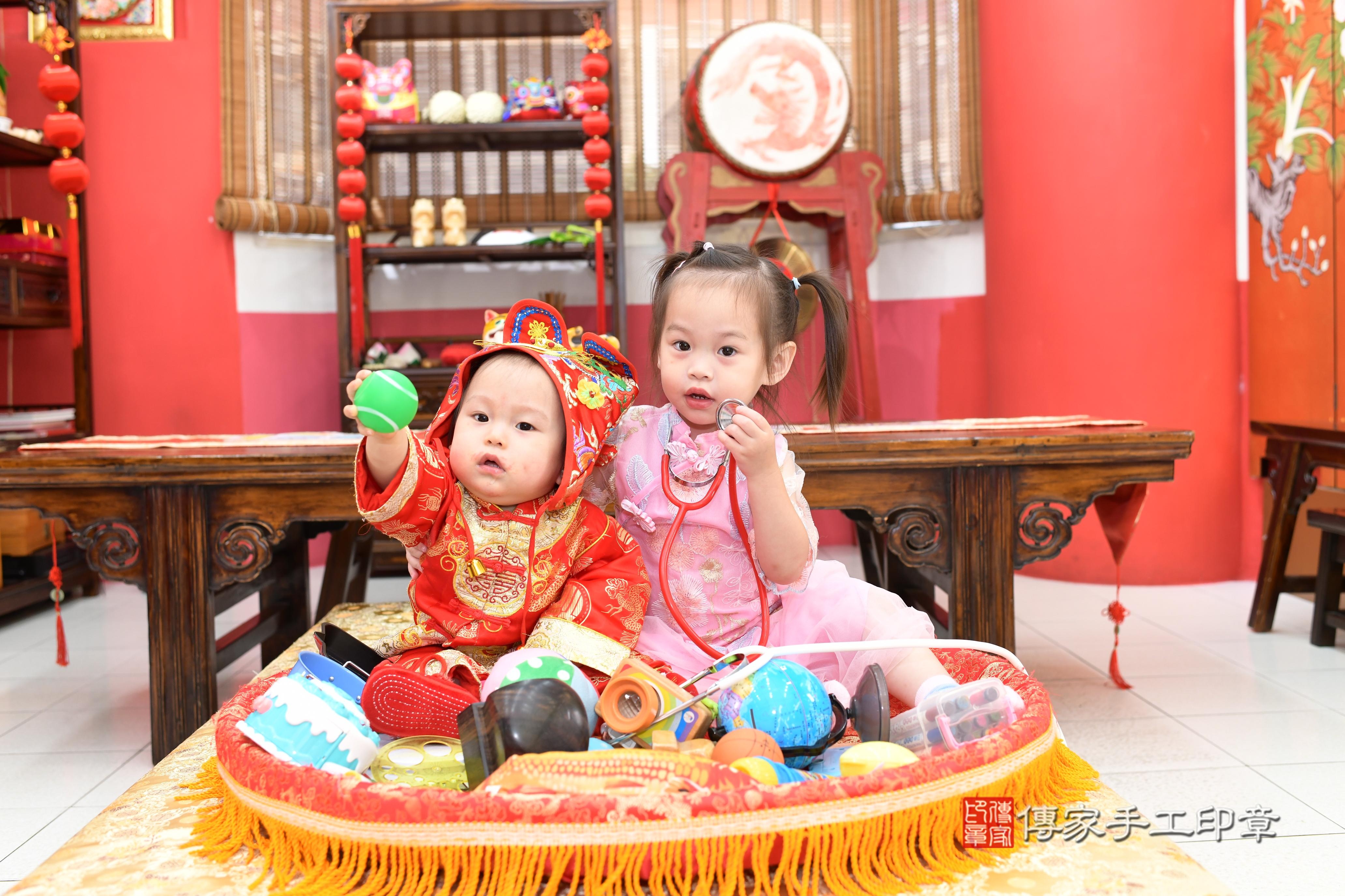 傳家手工印章高雄店、抓周、度脺、中國風會場、傳家嬰兒古禮、吉祥話、抓周道具物品24種、拍照。抓周證書。寶寶抓周、滿周歲、生日快樂、祝福 傳家手工印章高雄店、抓周、度脺、中國風會場、傳家嬰兒古禮、吉祥話、抓周道具物品24種、拍照。抓周證書。寶寶抓周、滿周歲、生日快樂、祝福