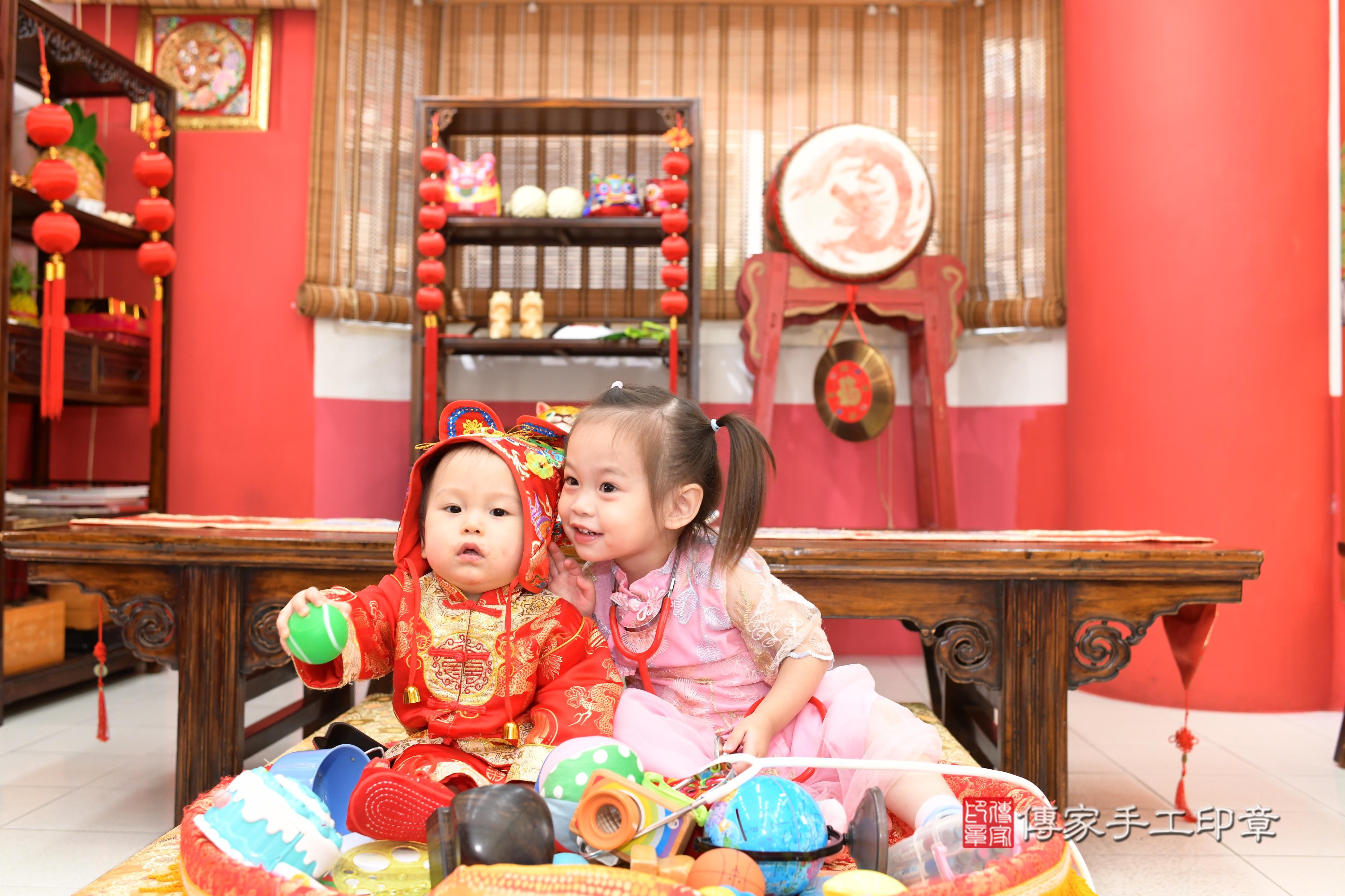 傳家手工印章高雄店、抓周、度脺、中國風會場、傳家嬰兒古禮、吉祥話、抓周道具物品24種、拍照。抓周證書。寶寶抓周、滿周歲、生日快樂、祝福 傳家手工印章高雄店、抓周、度脺、中國風會場、傳家嬰兒古禮、吉祥話、抓周道具物品24種、拍照。抓周證書。寶寶抓周、滿周歲、生日快樂、祝福