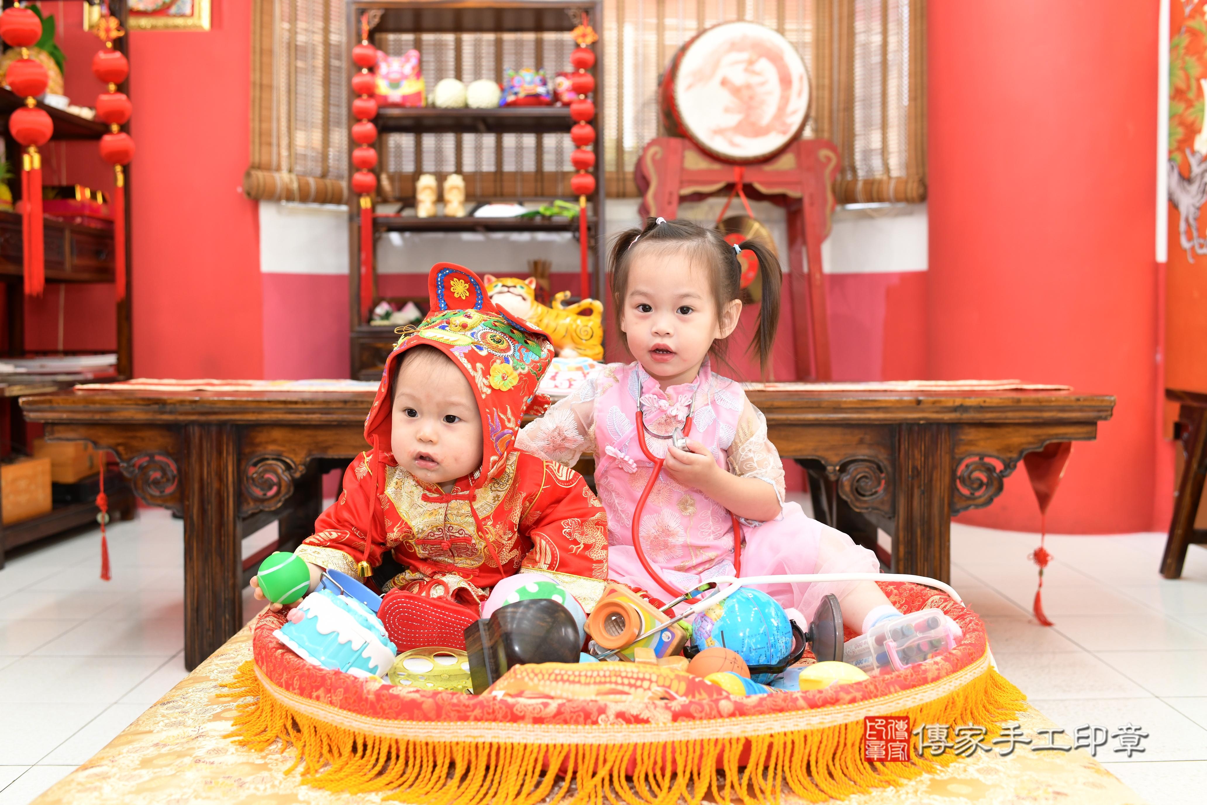 傳家手工印章高雄店、抓周、度脺、中國風會場、傳家嬰兒古禮、吉祥話、抓周道具物品24種、拍照。抓周證書。寶寶抓周、滿周歲、生日快樂、祝福 傳家手工印章高雄店、抓周、度脺、中國風會場、傳家嬰兒古禮、吉祥話、抓周道具物品24種、拍照。抓周證書。寶寶抓周、滿周歲、生日快樂、祝福