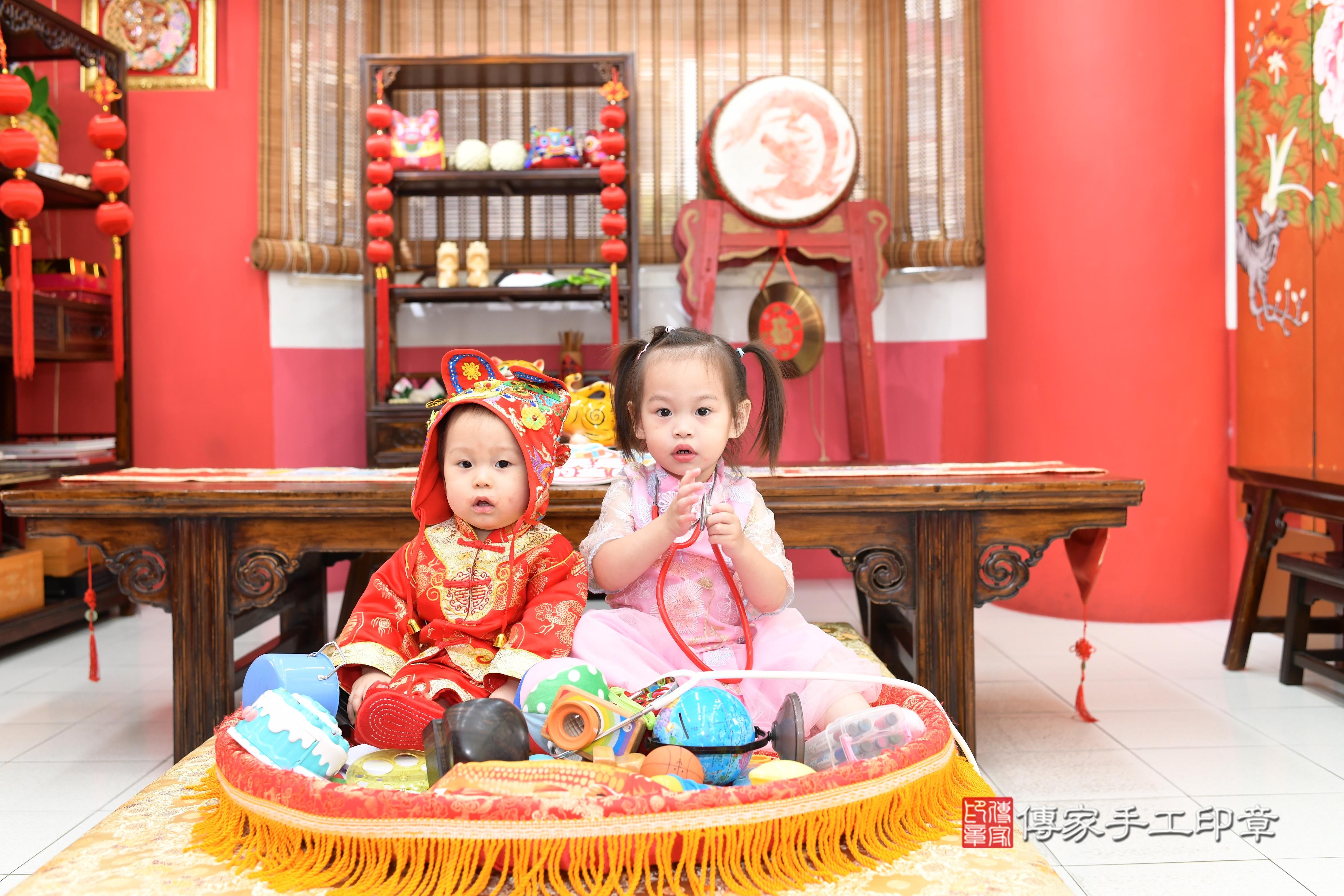 傳家手工印章高雄店、抓周、度脺、中國風會場、傳家嬰兒古禮、吉祥話、抓周道具物品24種、拍照。抓周證書。寶寶抓周、滿周歲、生日快樂、祝福 傳家手工印章高雄店、抓周、度脺、中國風會場、傳家嬰兒古禮、吉祥話、抓周道具物品24種、拍照。抓周證書。寶寶抓周、滿周歲、生日快樂、祝福