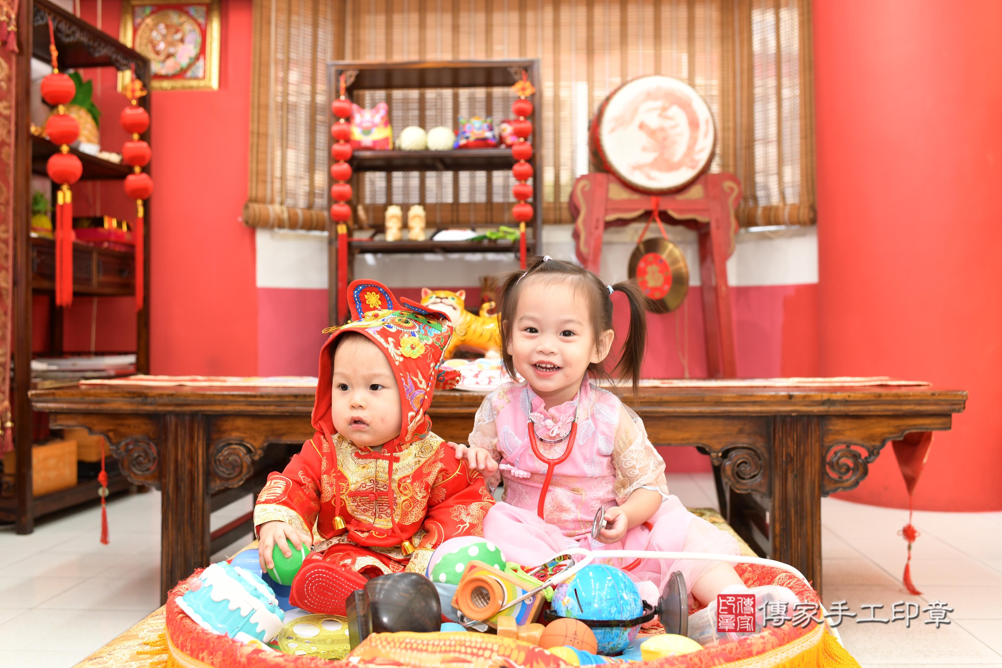 傳家手工印章高雄店、抓周、度脺、中國風會場、傳家嬰兒古禮、吉祥話、抓周道具物品24種、拍照。抓周證書。寶寶抓周、滿周歲、生日快樂、祝福 傳家手工印章高雄店、抓周、度脺、中國風會場、傳家嬰兒古禮、吉祥話、抓周道具物品24種、拍照。抓周證書。寶寶抓周、滿周歲、生日快樂、祝福