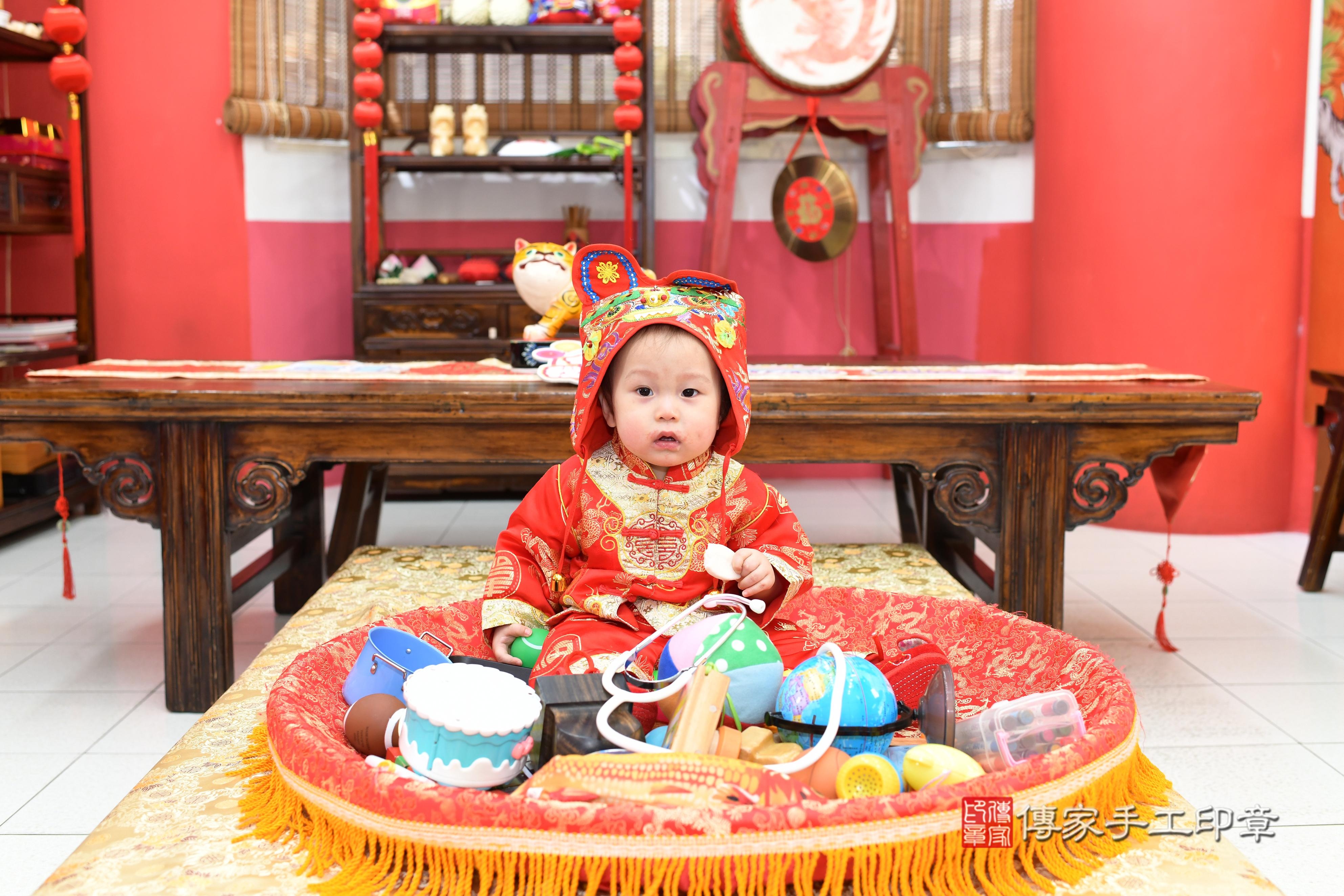 傳家手工印章高雄店、抓周、度脺、中國風會場、傳家嬰兒古禮、吉祥話、抓周道具物品24種、拍照。抓周證書。寶寶抓周、滿周歲、生日快樂、祝福 傳家手工印章高雄店、抓周、度脺、中國風會場、傳家嬰兒古禮、吉祥話、抓周道具物品24種、拍照。抓周證書。寶寶抓周、滿周歲、生日快樂、祝福