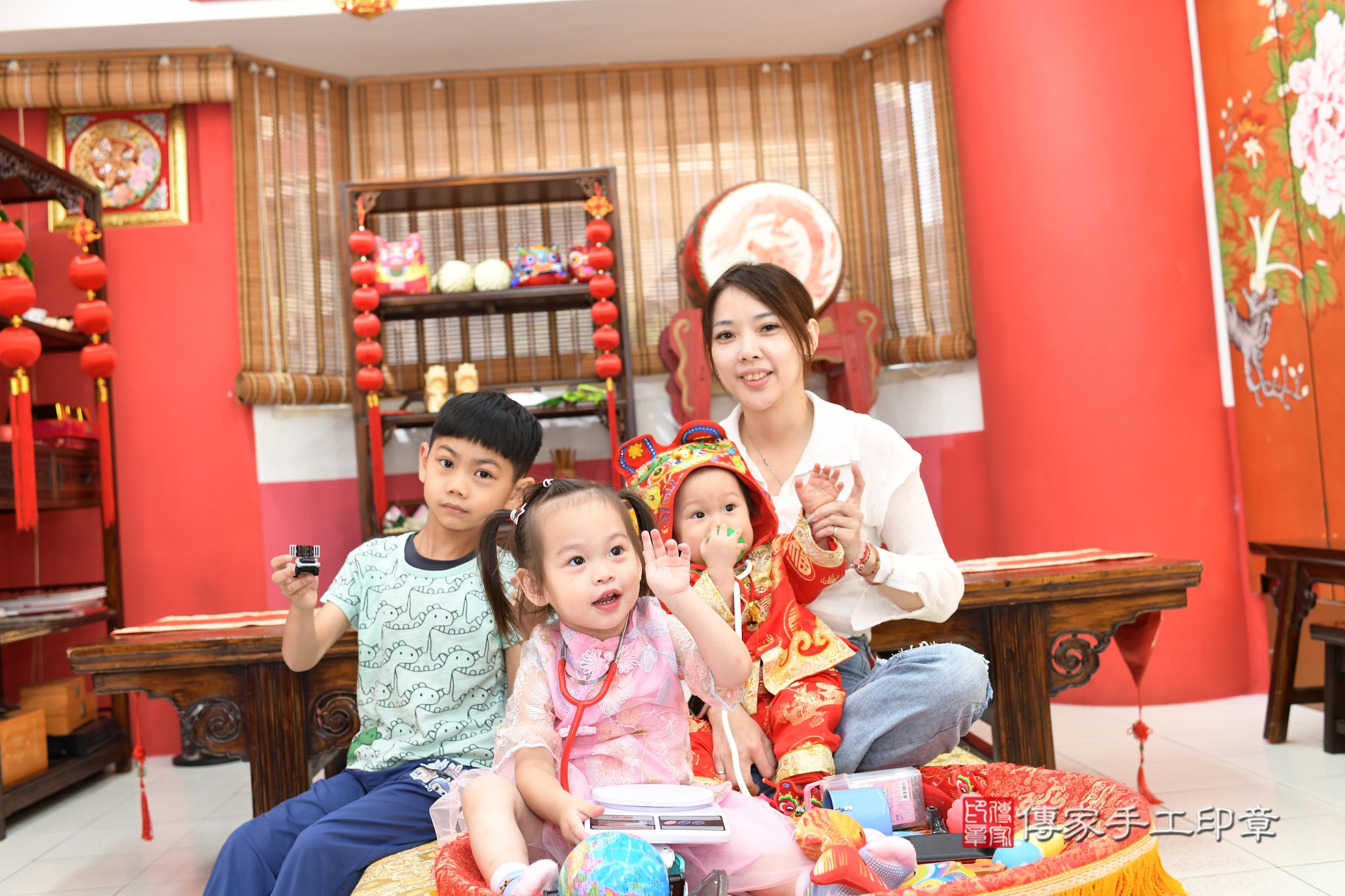 傳家手工印章高雄店、抓周、度脺、中國風會場、傳家嬰兒古禮、吉祥話、抓周道具物品24種、拍照。抓周證書。寶寶抓周、滿周歲、生日快樂、祝福 傳家手工印章高雄店、抓周、度脺、中國風會場、傳家嬰兒古禮、吉祥話、抓周道具物品24種、拍照。抓周證書。寶寶抓周、滿周歲、生日快樂、祝福