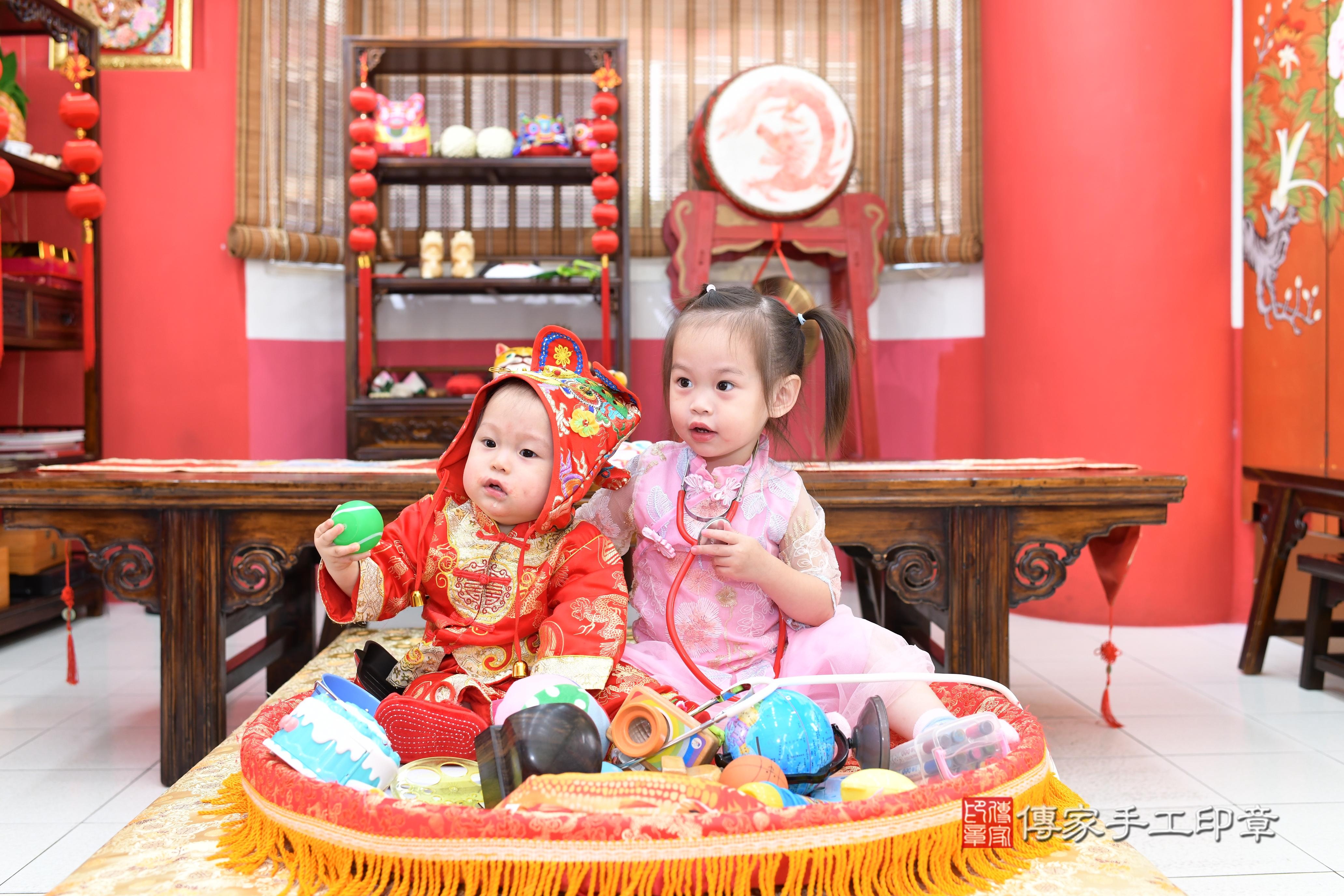 傳家手工印章高雄店、抓周、度脺、中國風會場、傳家嬰兒古禮、吉祥話、抓周道具物品24種、拍照。抓周證書。寶寶抓周、滿周歲、生日快樂、祝福 傳家手工印章高雄店、抓周、度脺、中國風會場、傳家嬰兒古禮、吉祥話、抓周道具物品24種、拍照。抓周證書。寶寶抓周、滿周歲、生日快樂、祝福