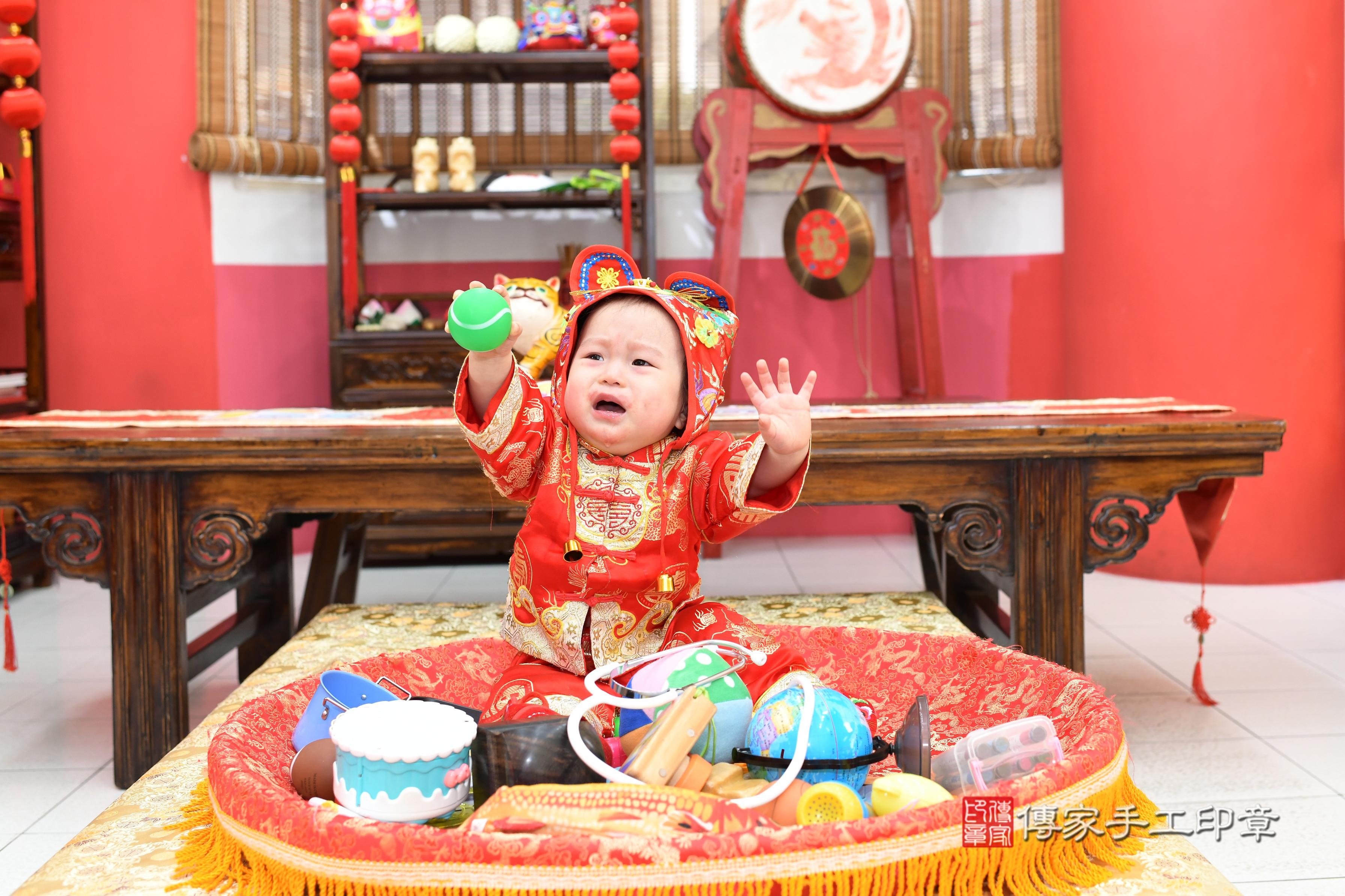 傳家手工印章高雄店、抓周、度脺、中國風會場、傳家嬰兒古禮、吉祥話、抓周道具物品24種、拍照。抓周證書。寶寶抓周、滿周歲、生日快樂、祝福 傳家手工印章高雄店、抓周、度脺、中國風會場、傳家嬰兒古禮、吉祥話、抓周道具物品24種、拍照。抓周證書。寶寶抓周、滿周歲、生日快樂、祝福