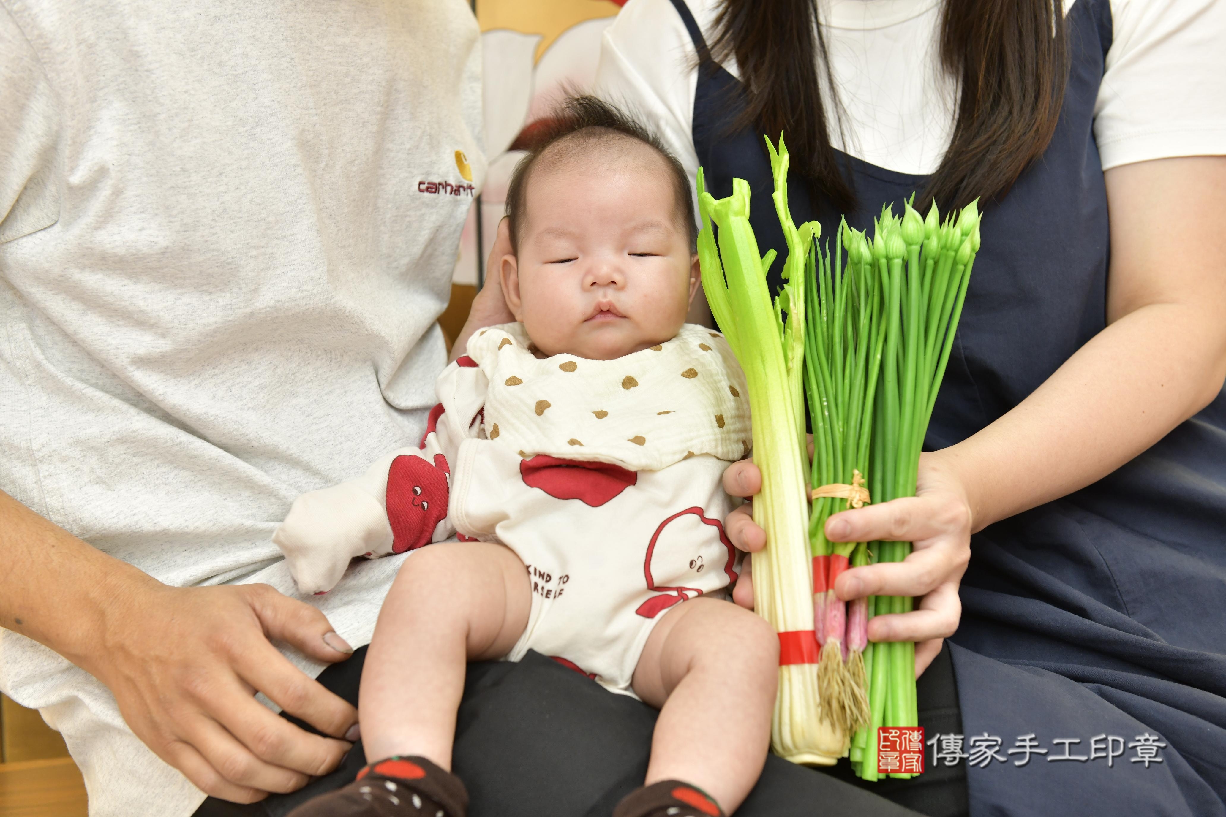 傳家手工印章新竹店、抓周、度脺、中國風會場、傳家嬰兒古禮、吉祥話、抓周道具物品24種、拍照。抓周證書。寶寶抓周、滿周歲、生日快樂、祝福 傳家手工印章新竹店、抓周、度脺、中國風會場、傳家嬰兒古禮、吉祥話、抓周道具物品24種、拍照。抓周證書。寶寶抓周、滿周歲、生日快樂、祝福