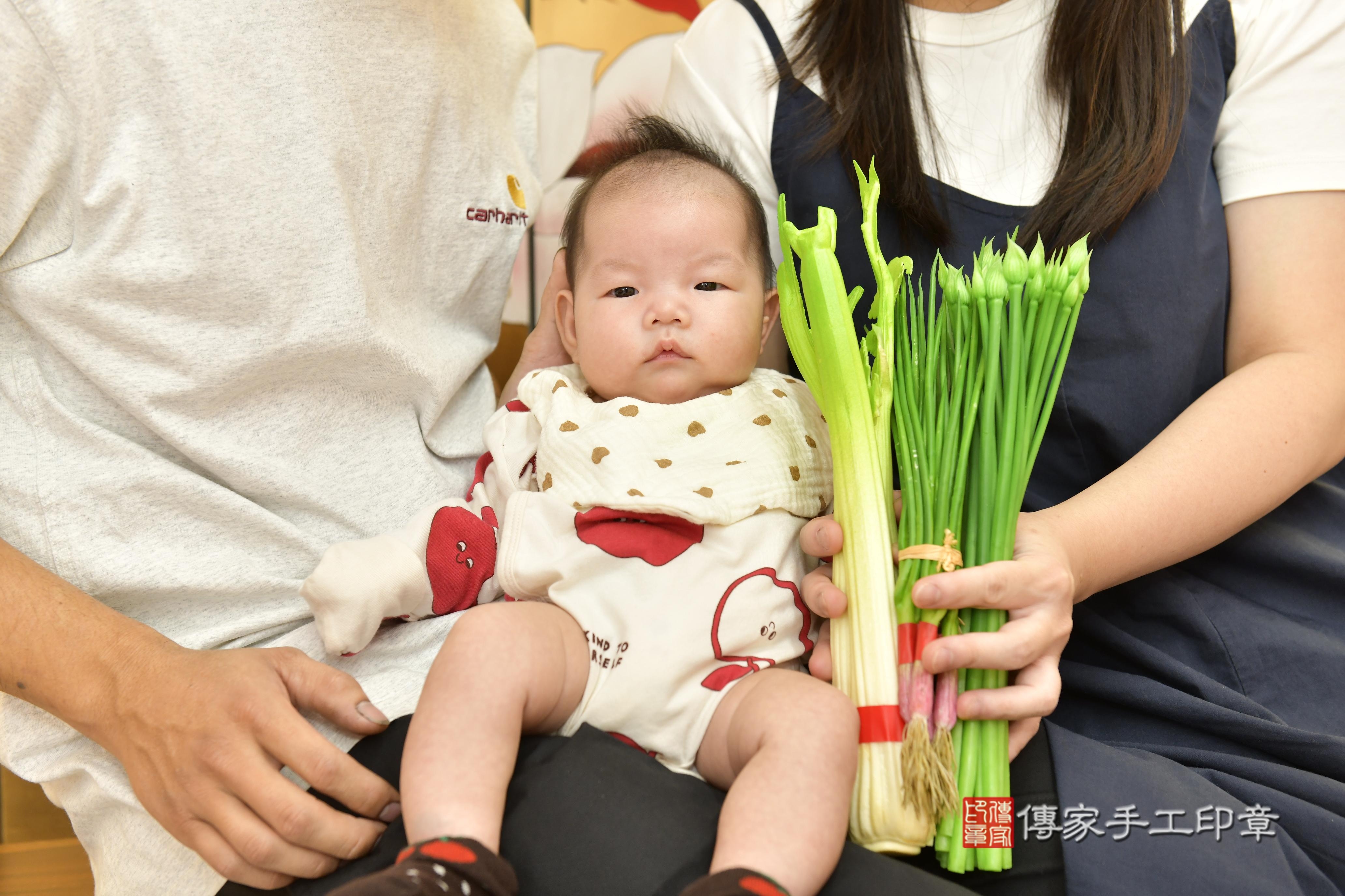 傳家手工印章新竹店、抓周、度脺、中國風會場、傳家嬰兒古禮、吉祥話、抓周道具物品24種、拍照。抓周證書。寶寶抓周、滿周歲、生日快樂、祝福 傳家手工印章新竹店、抓周、度脺、中國風會場、傳家嬰兒古禮、吉祥話、抓周道具物品24種、拍照。抓周證書。寶寶抓周、滿周歲、生日快樂、祝福