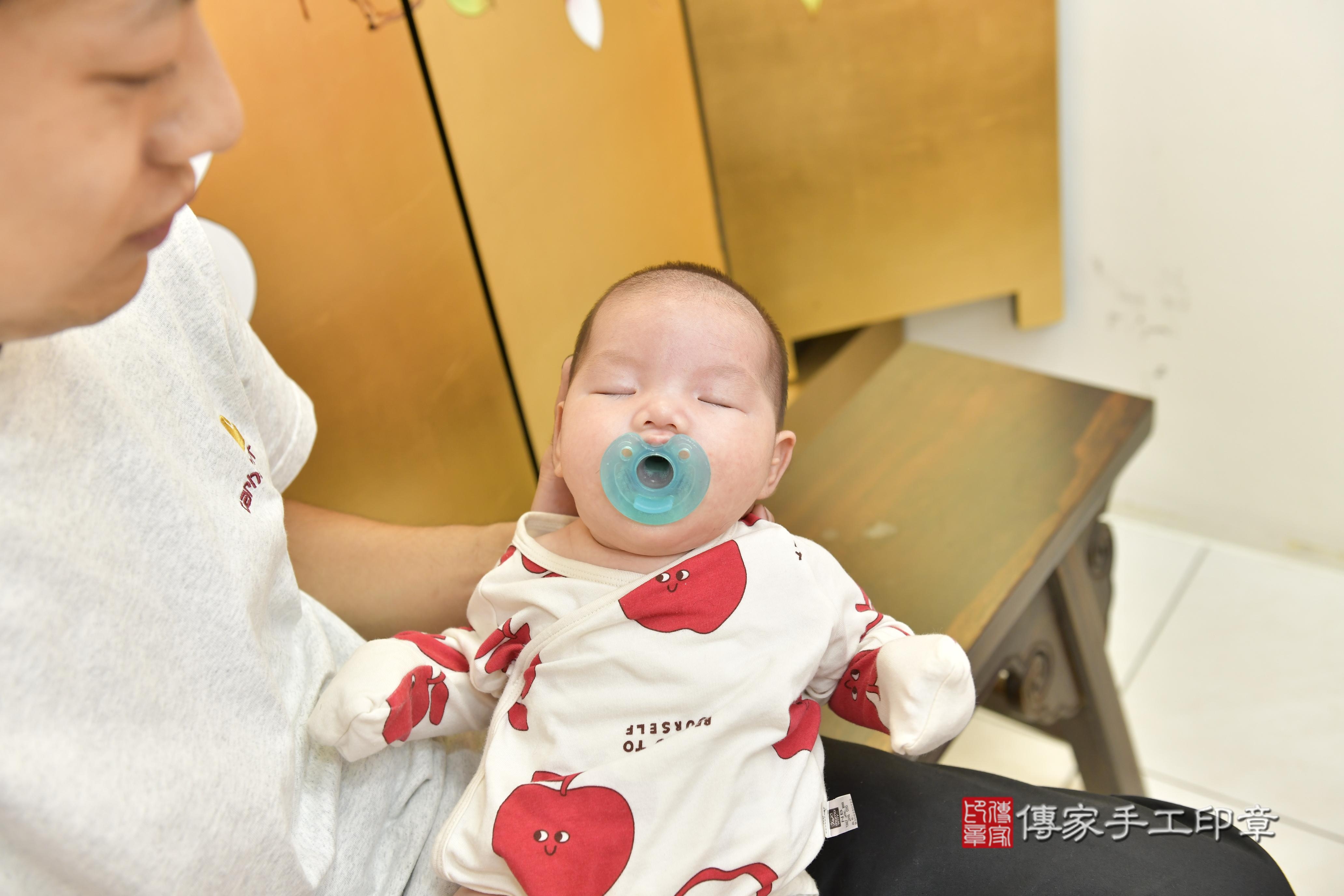 傳家手工印章新竹店、抓周、度脺、中國風會場、傳家嬰兒古禮、吉祥話、抓周道具物品24種、拍照。抓周證書。寶寶抓周、滿周歲、生日快樂、祝福 傳家手工印章新竹店、抓周、度脺、中國風會場、傳家嬰兒古禮、吉祥話、抓周道具物品24種、拍照。抓周證書。寶寶抓周、滿周歲、生日快樂、祝福